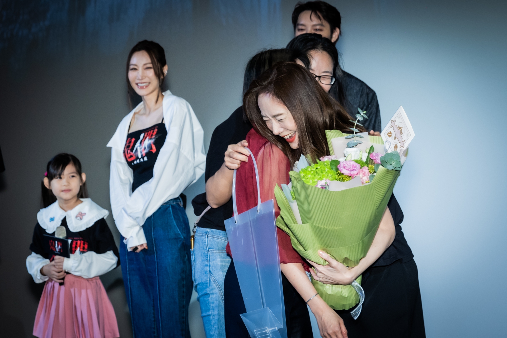 尹馨首次擔任電影監製，她邀請高中同學來觀影，同學瞞著她獻花，令她大為驚喜。（劇匯文創提供）