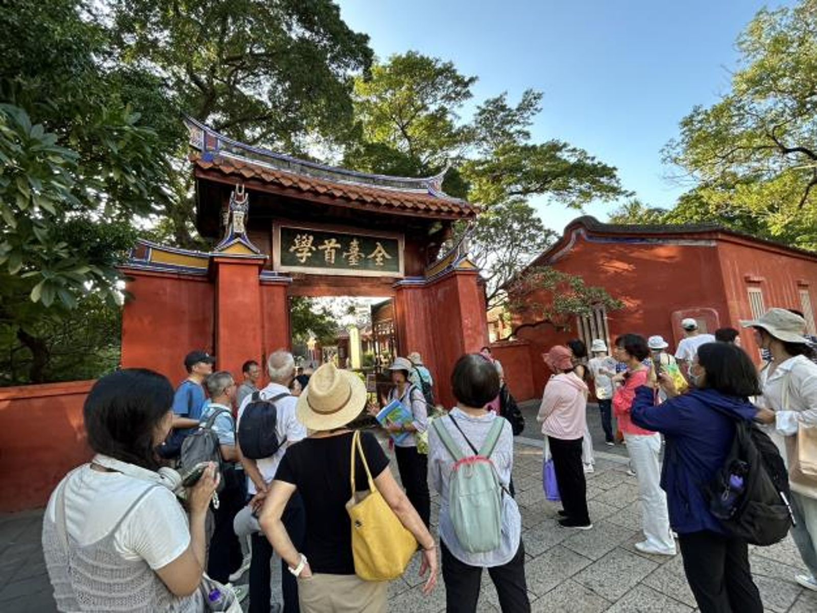 台南市觀光局指出,1月25日至2月2日春節連假9天期間,觀光局12條免費散步導覽路線加開共計63梯次。(台南市觀光局提供)