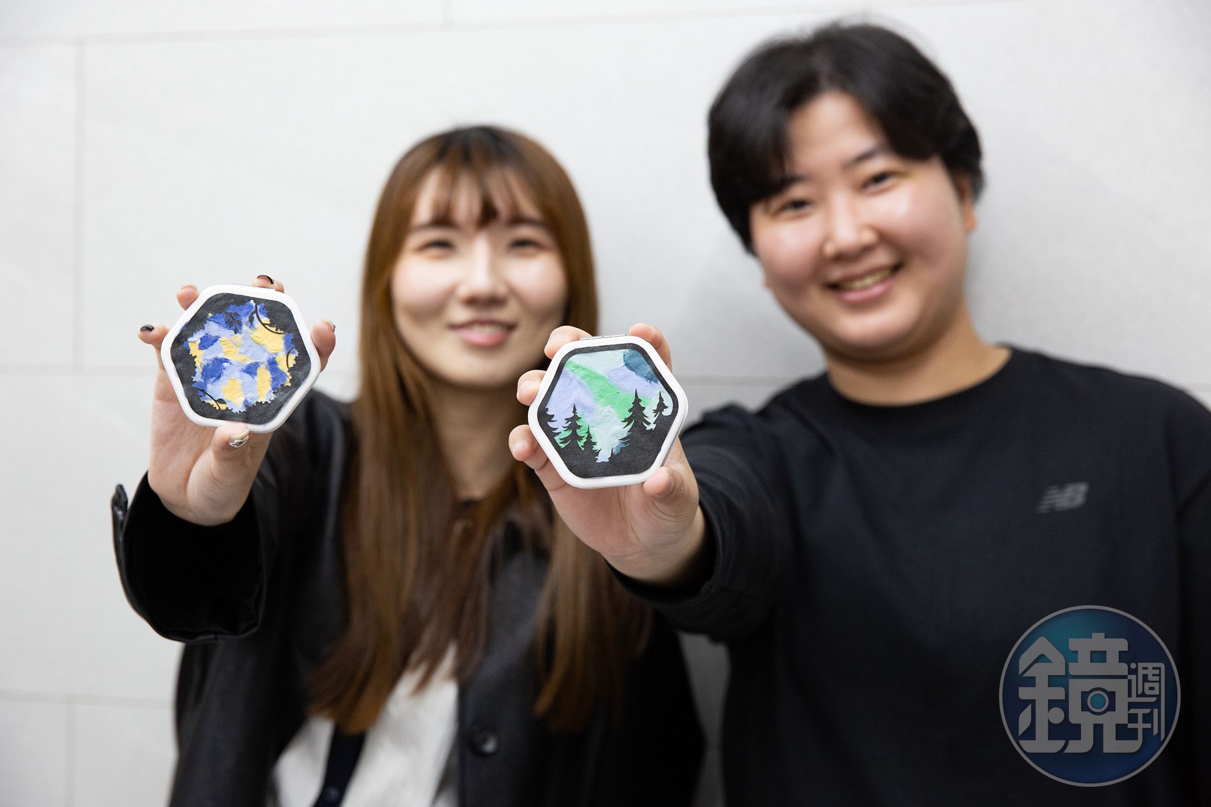 利用不同顏色韓紙拼貼圖案，再製作成隨身鏡外殼，是相當受歡迎的DIY體驗。（11,000韓元／份，約NT$230）