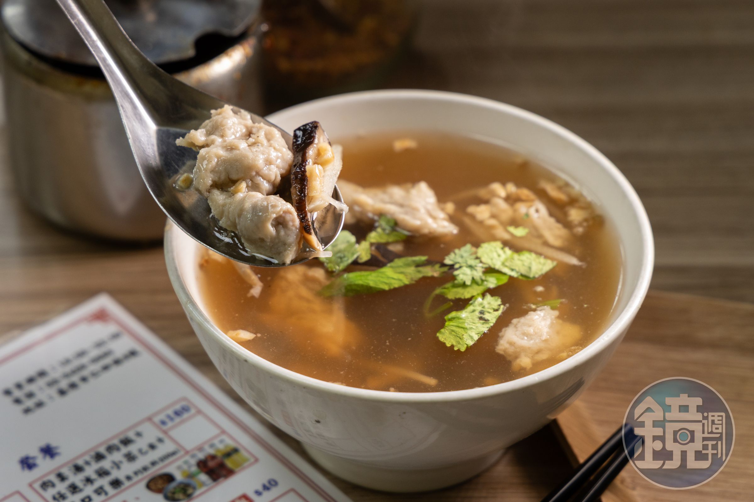 「赤肉羹」是我最愛的小吃之一，圖中為基隆金茶壺八寶冬粉的「肉羹湯」。（70元／碗）
