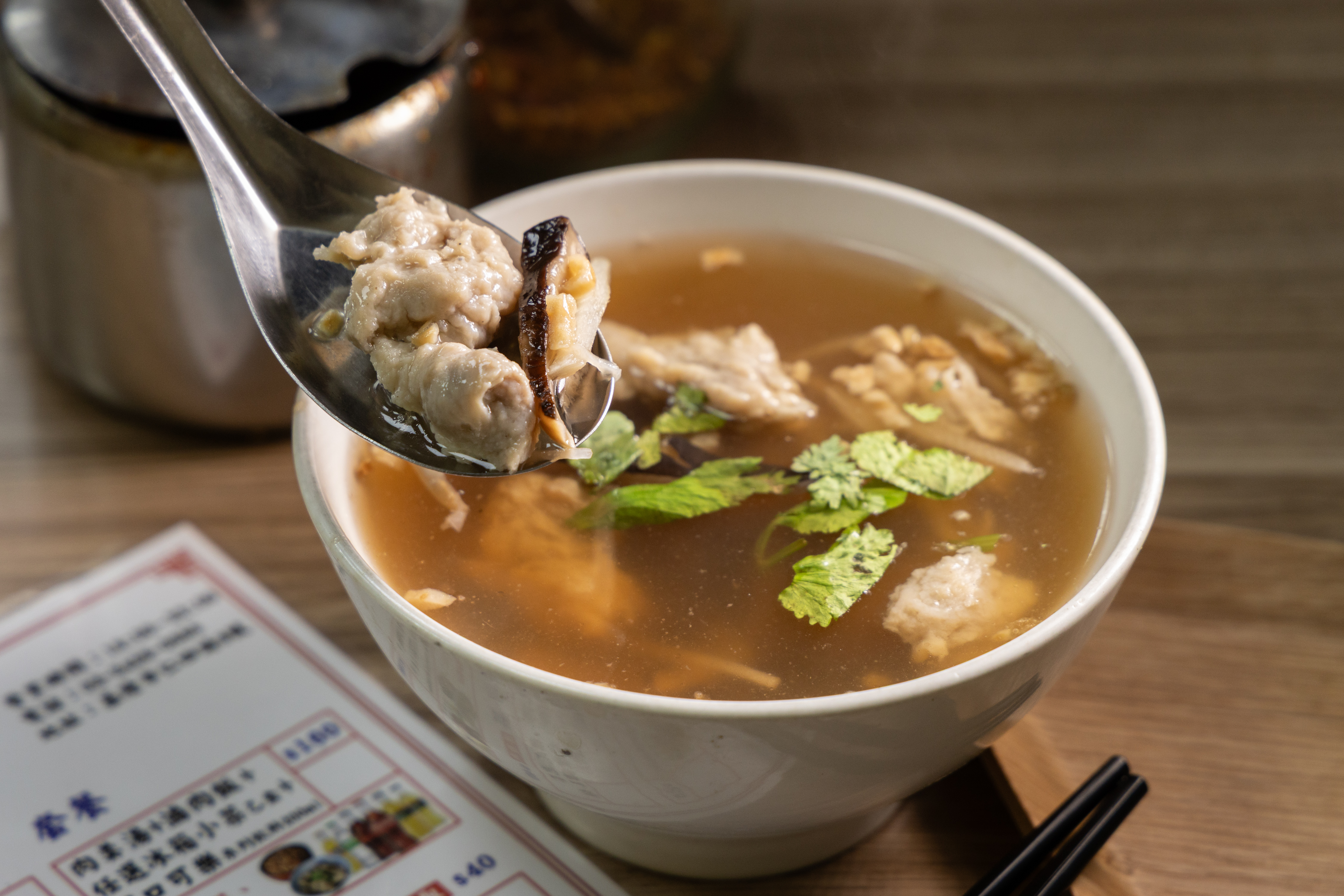 「赤肉羹」是我最愛的小吃之一，圖中為基隆金茶壺八寶冬粉的「肉羹湯」。（70元／碗）