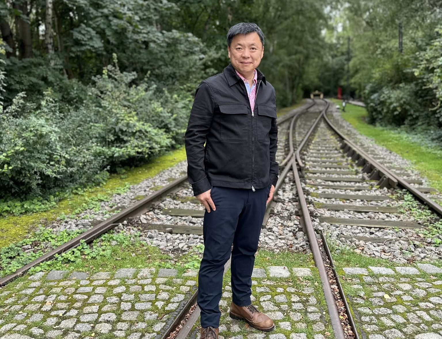 針對傳出多張與女性友人的親暱合照，立委趙天麟回應表示是「錯誤的往事」，太太都知悉，也獲得原諒。（翻攝自趙天麟臉書）