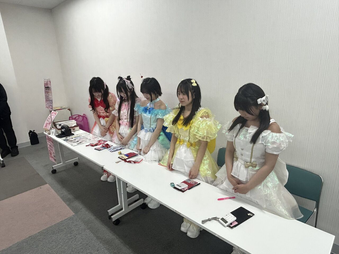 日本女團QunQun在官方X曬出特典會現場照，5 位成員盛裝出席卻等不到任何粉絲，畫面顯得格外冷清。（翻攝自X）