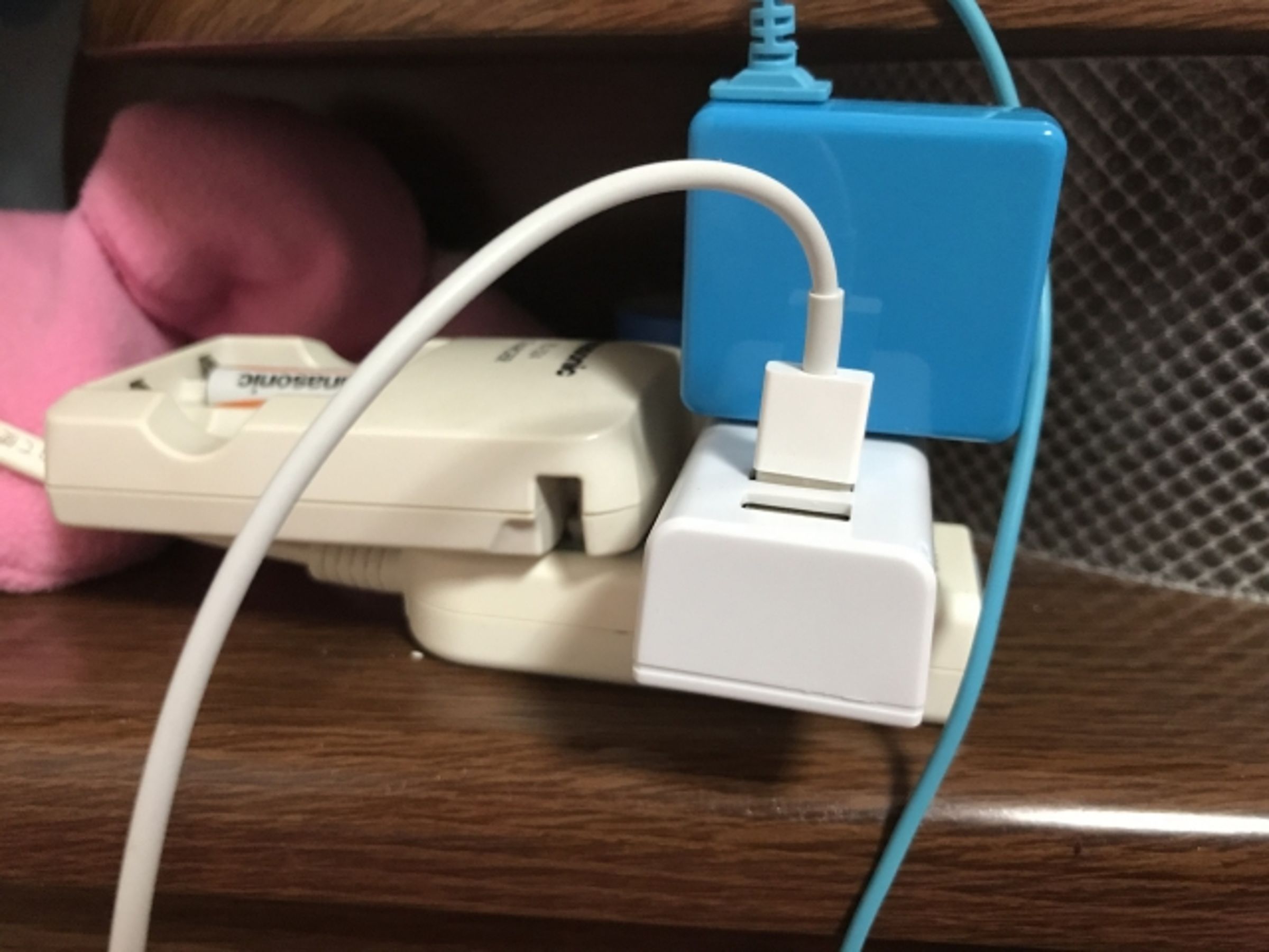 「台電電力粉絲團」提醒民眾延長線不要插好插滿，以免起火釀災。（示意圖，photoAC）