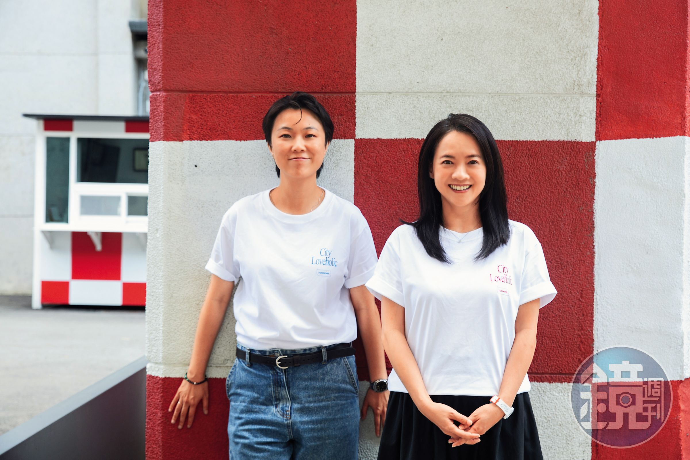 曾寶儀（右）首度擔任監製，與製片馬君慈（左）共同打造電影《愛情城事》。