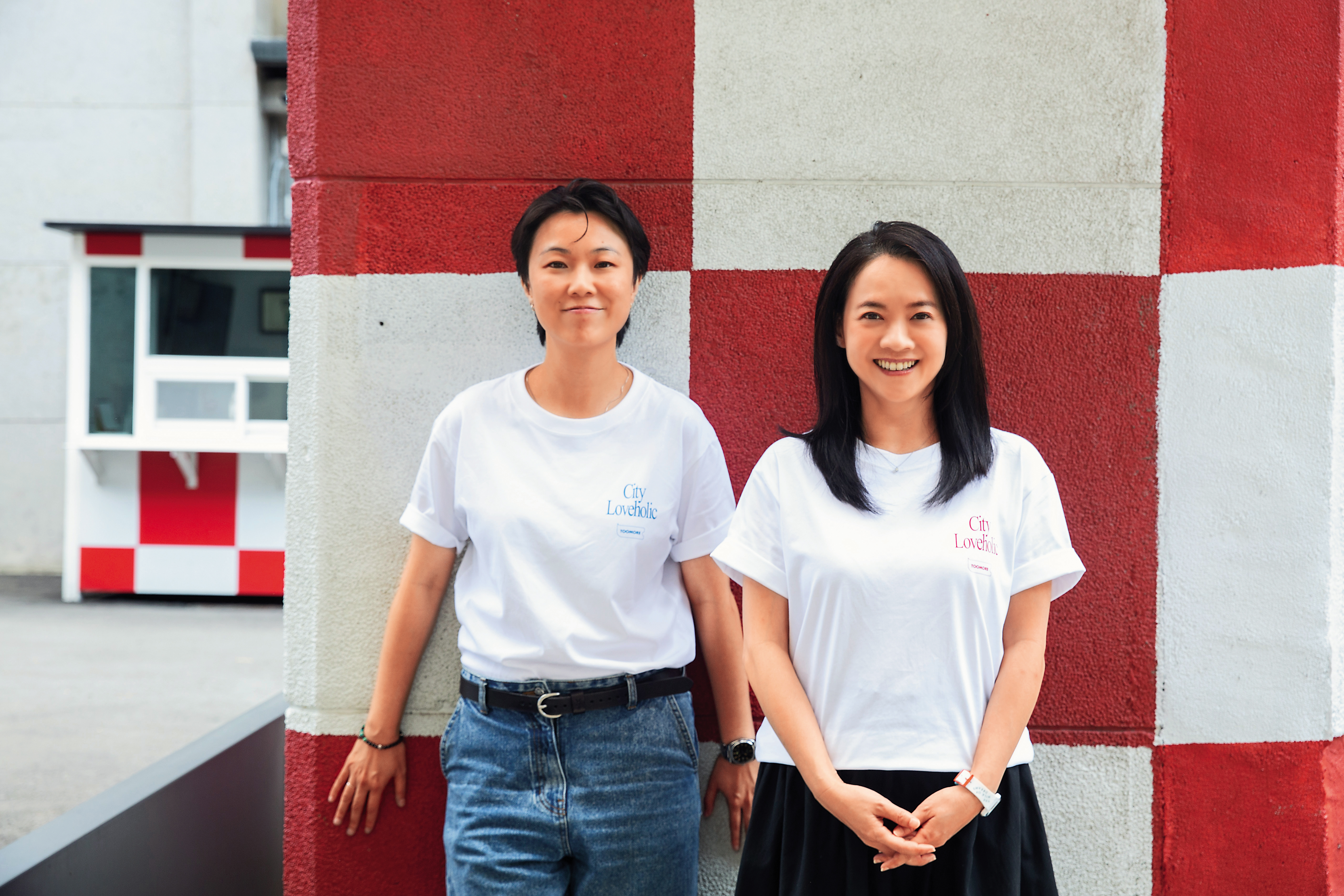 曾寶儀(右)首度擔任監製,與製片馬君慈(左)共同打造電影《愛情城事》。