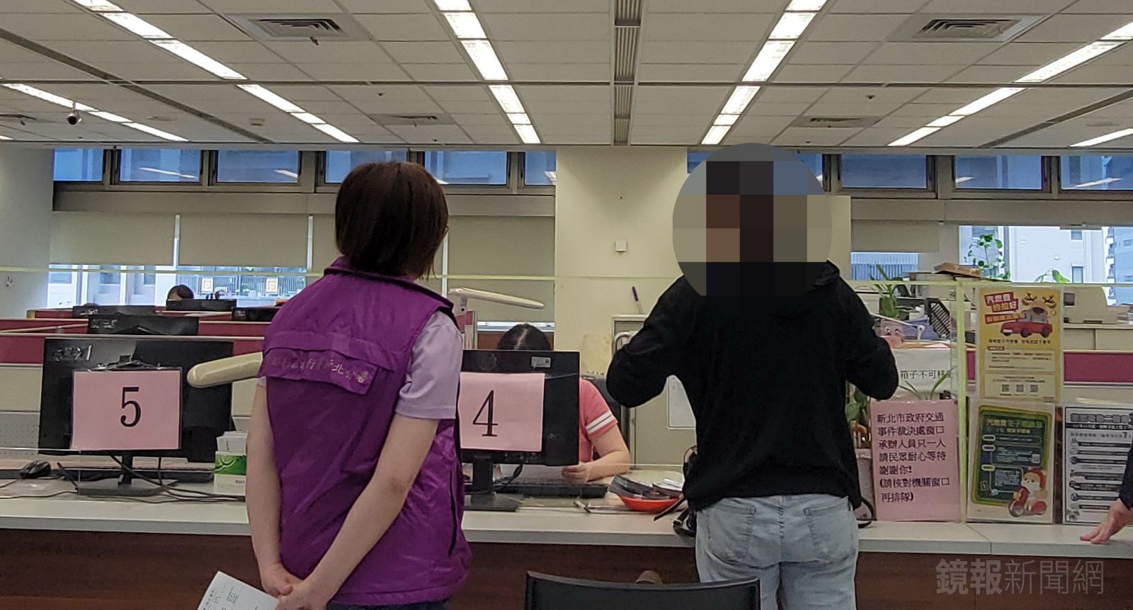 林婦女兒到場代為繳清罰鍰。（新北分署提供）