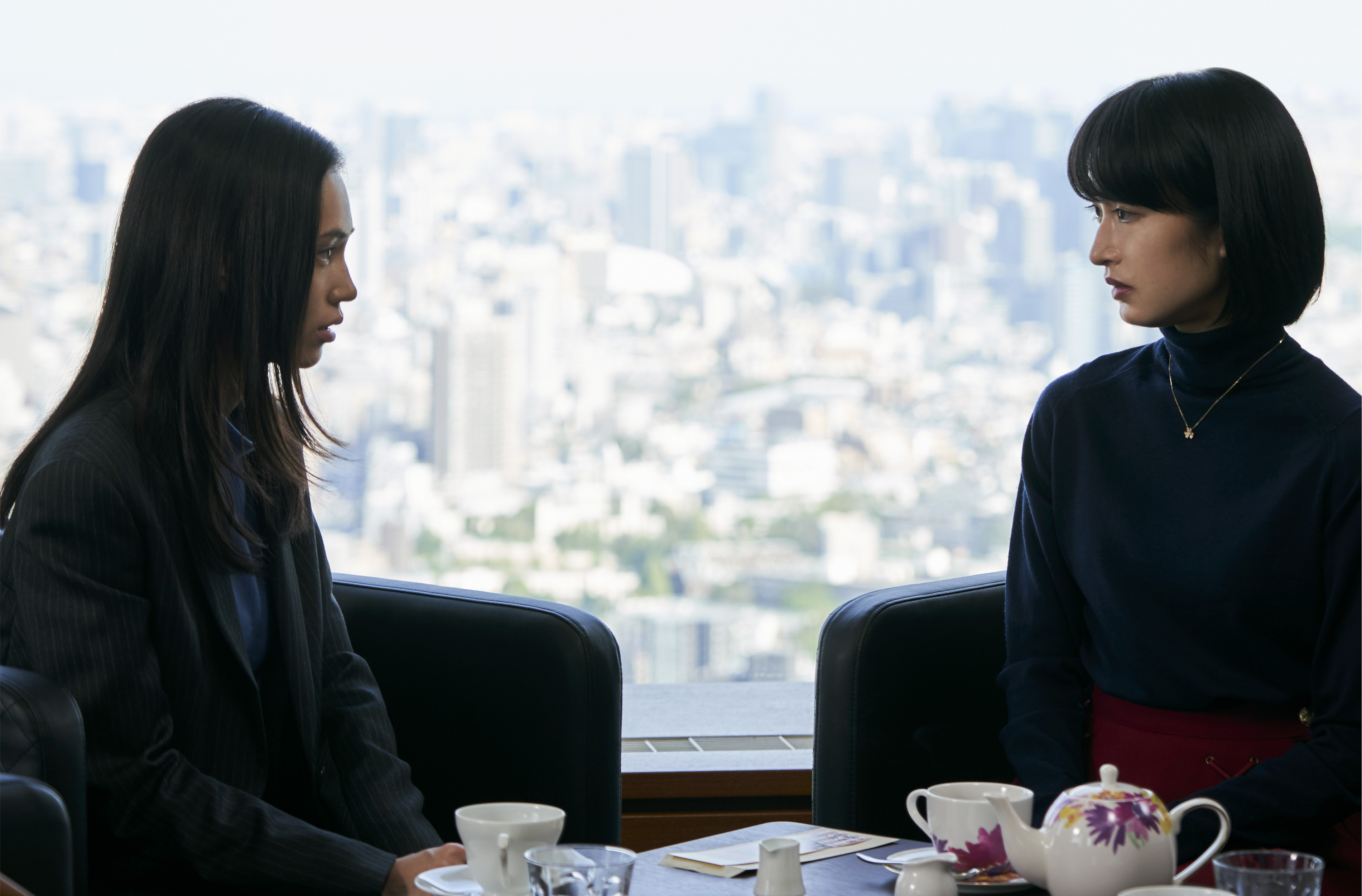 門脇麥(右)在電影《東京貴族女子》中飾演嚮往婚姻的千金,左為水原希子。(華映娛樂提供)