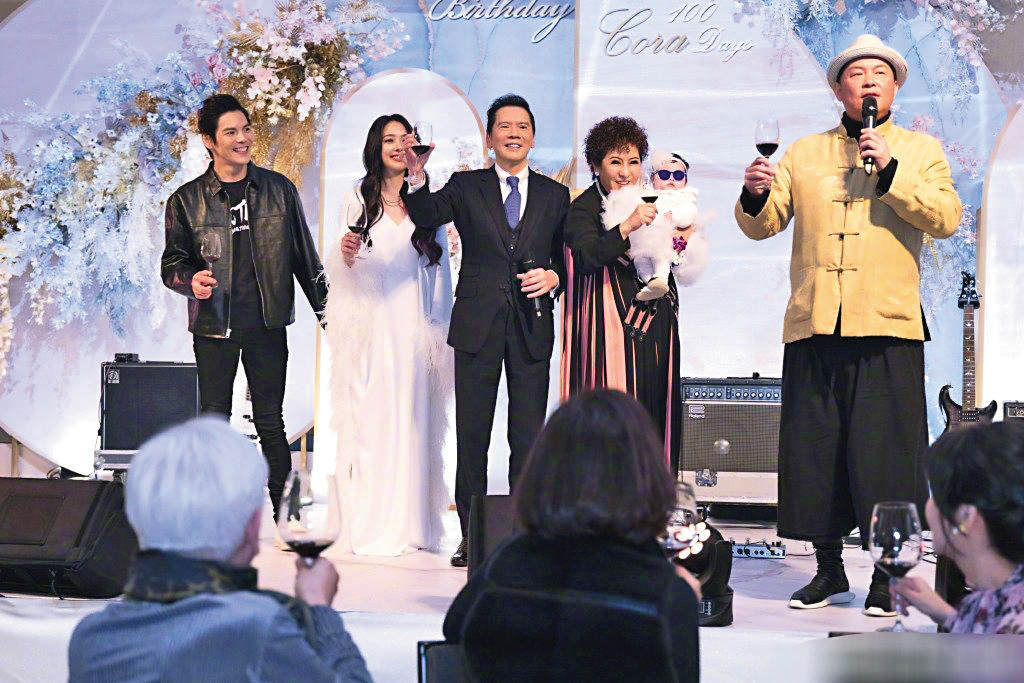 向佐、郭碧婷的兒子周歲派對有陳泰銘、陳飛龍等座上賓。（向太微博）