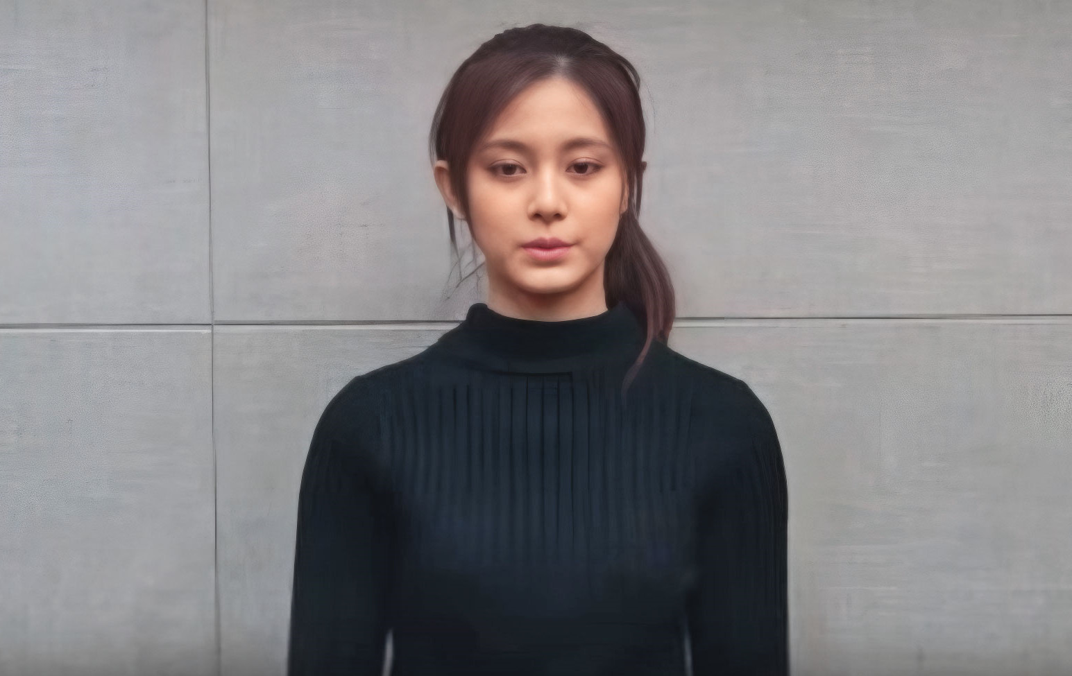 2016年1月15日,JYP娛樂公布周子瑜道歉影片,年僅16歲的她在鏡頭前為揮舞中華民國國旗一事表態,引發台灣社會強烈反彈。(翻攝自JYP YOUTUBE)