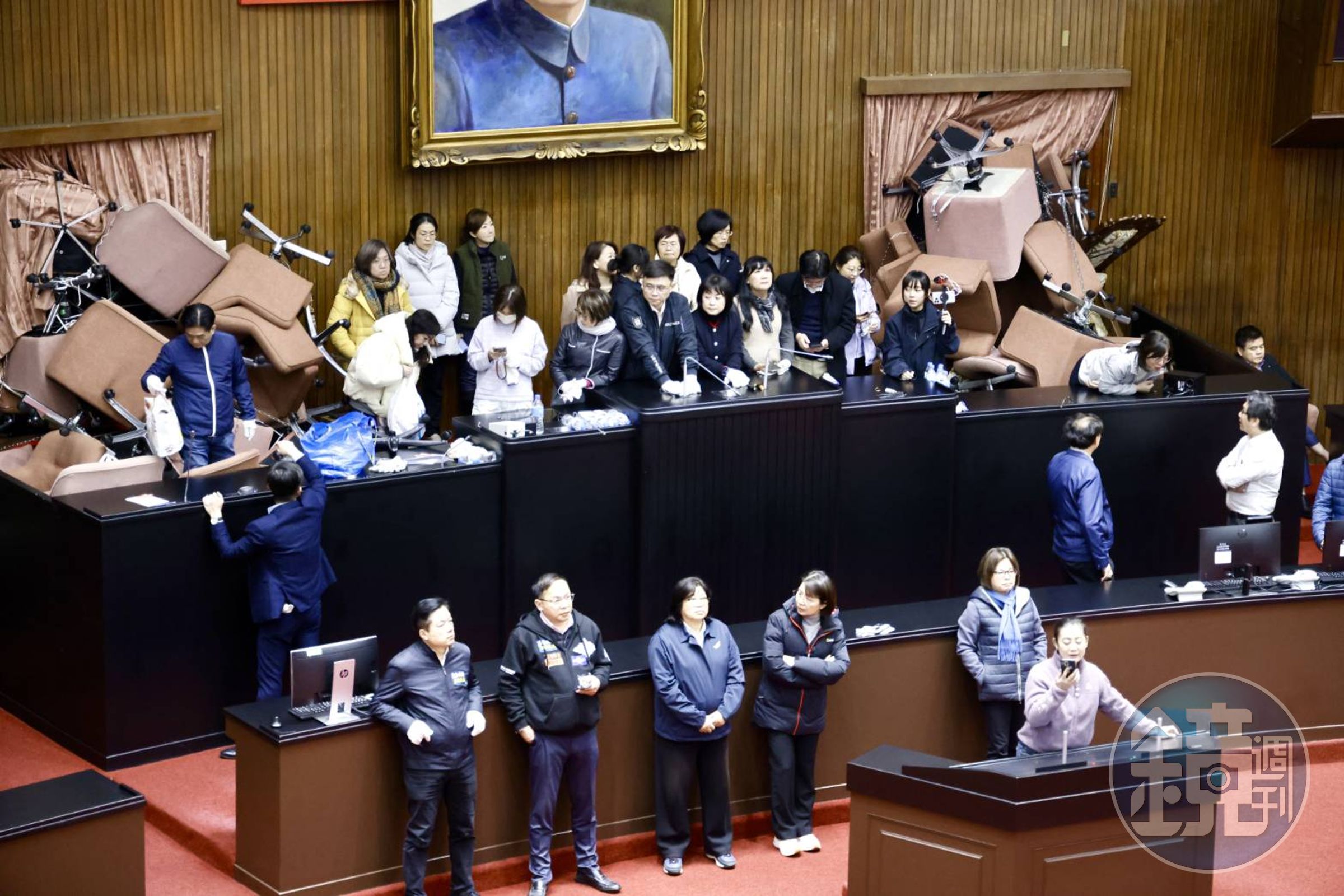 吳思瑤與綠營立委占據主席台,強調要阻止爭議法案通過。