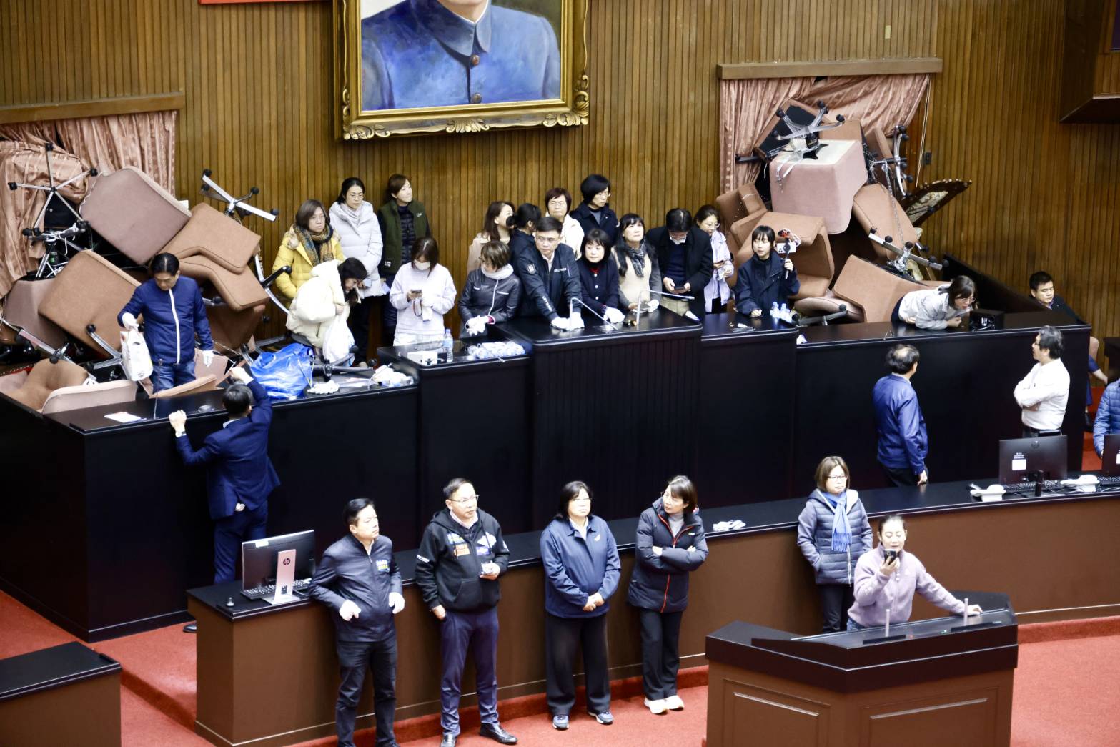 吳思瑤與綠營立委占據主席台，強調要阻止爭議法案通過。