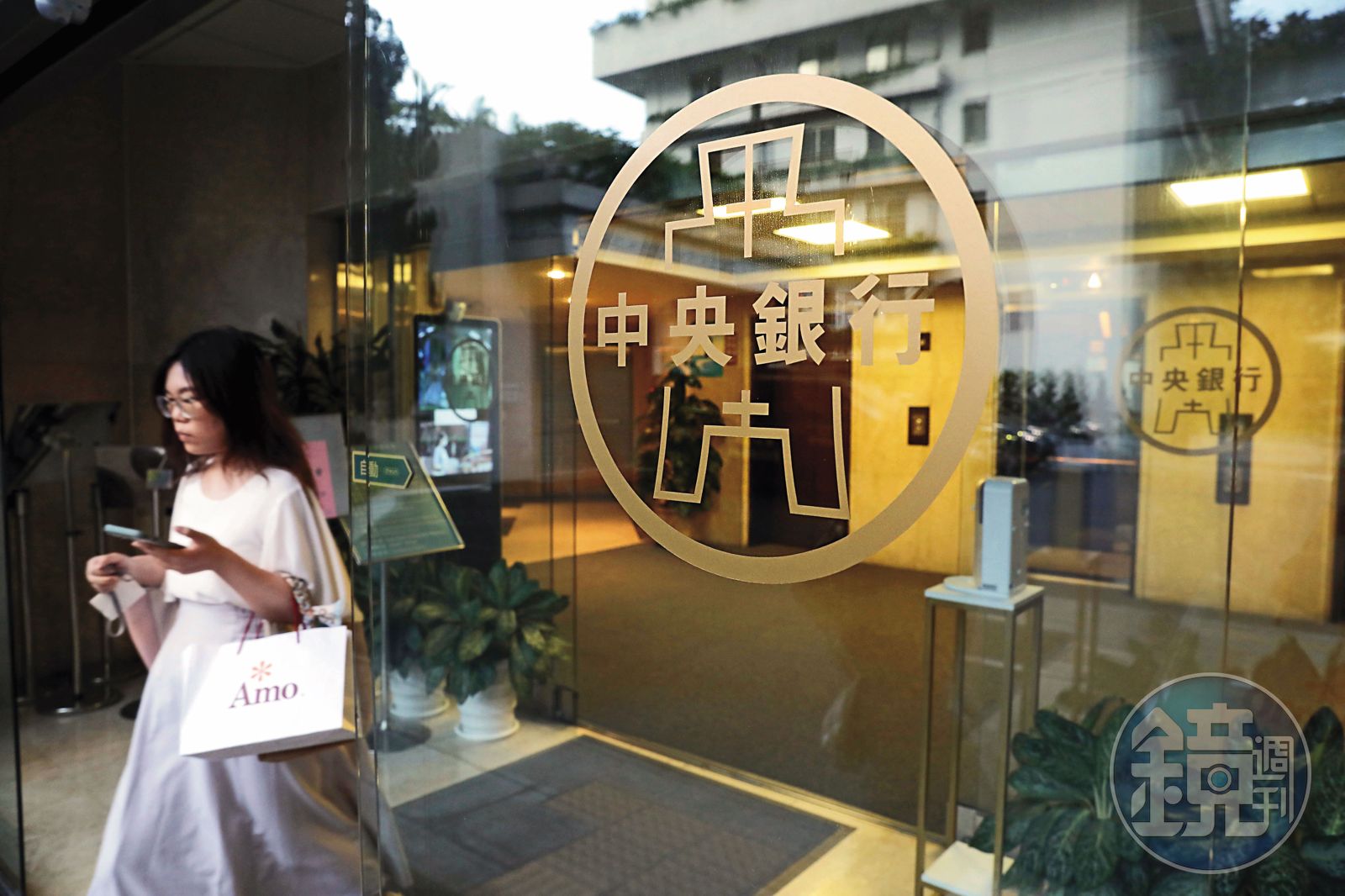 央行認為房價修正不足，持續緊控貸款成數，引發業界反彈。