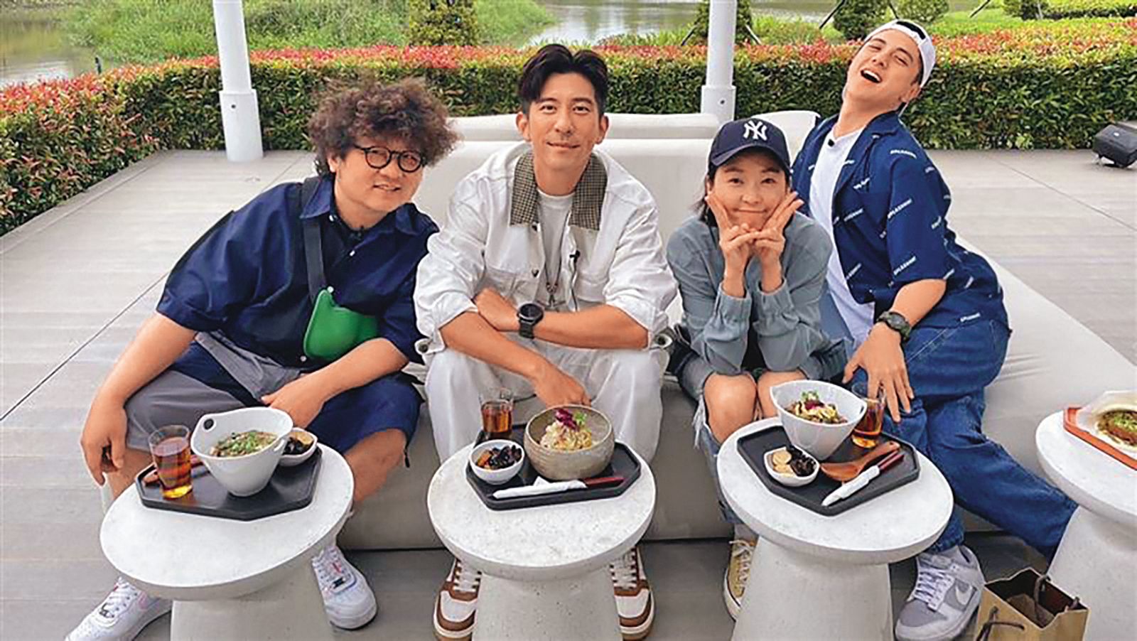 除了當家庭主婦，六月（右二）平常就是忙副業，演藝工作以綜藝節目居多。左起為納豆、修杰楷與曾子余。（TVBS提供）