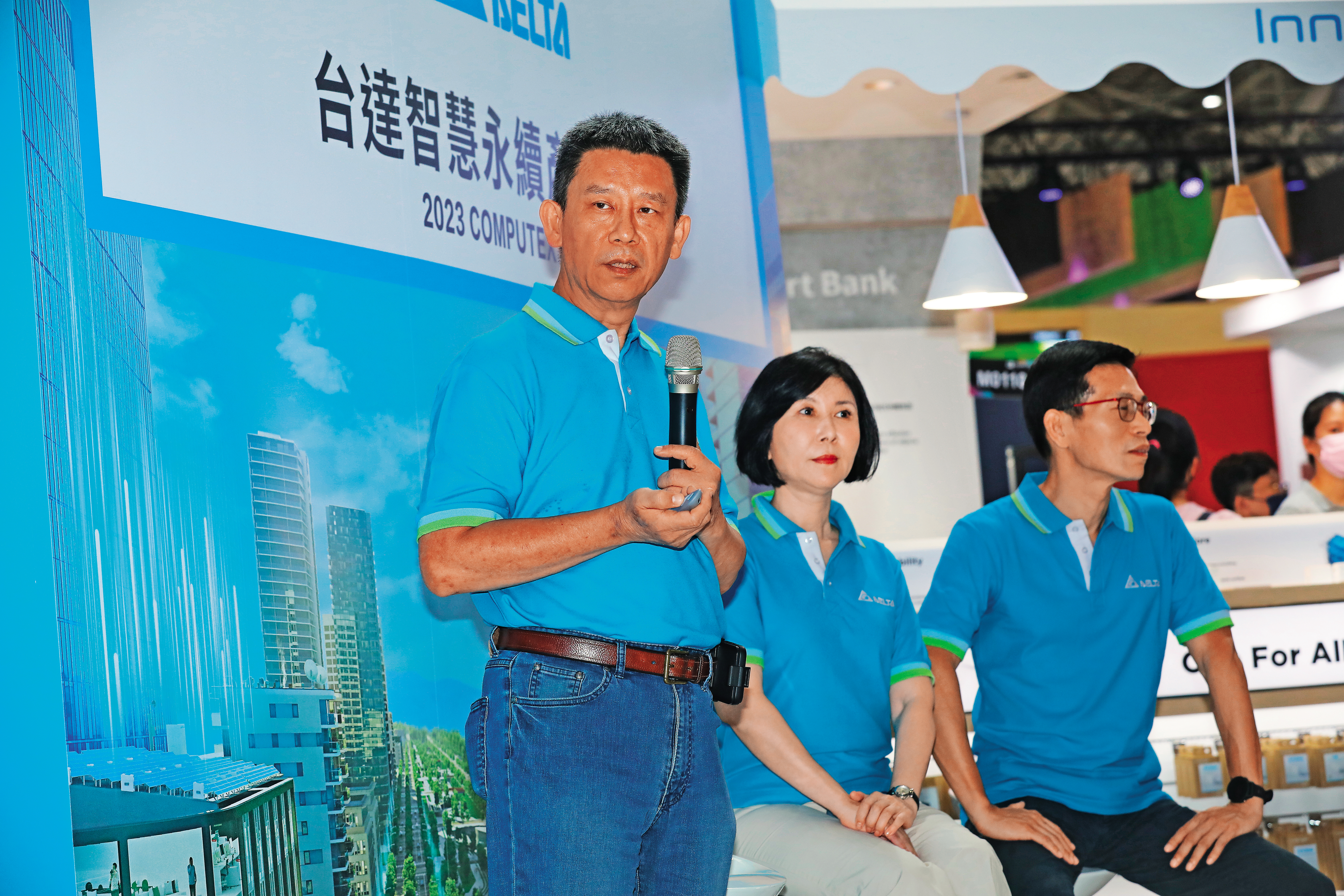 台達電致力開發再生能源解決方案，若民主黨勝選有利短線慶祝行情。圖左為台達電執行長鄭平。