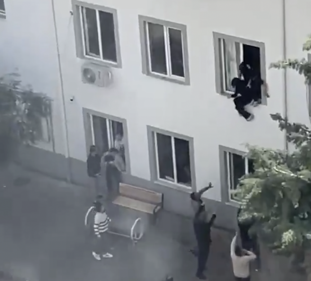 土耳其校園發生槍擊案，學生們紛紛跳窗逃命。（翻攝自X@kayipsayfaa）