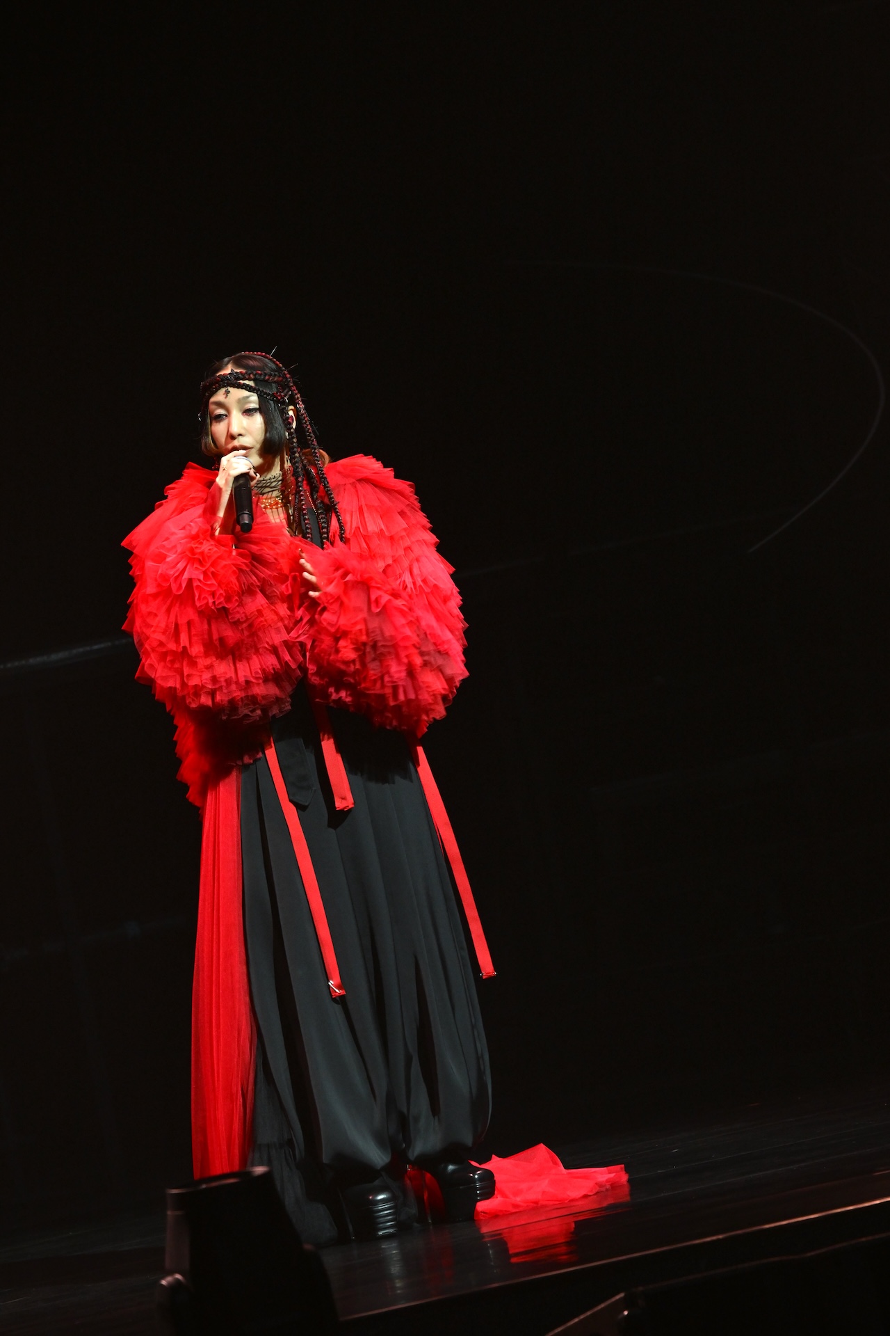 中島美嘉演唱〈火鳥〉出現突發狀況，她仍迅速調整節奏完成演唱，並用中文向歌迷致歉。（COME ON JKSSP提供）