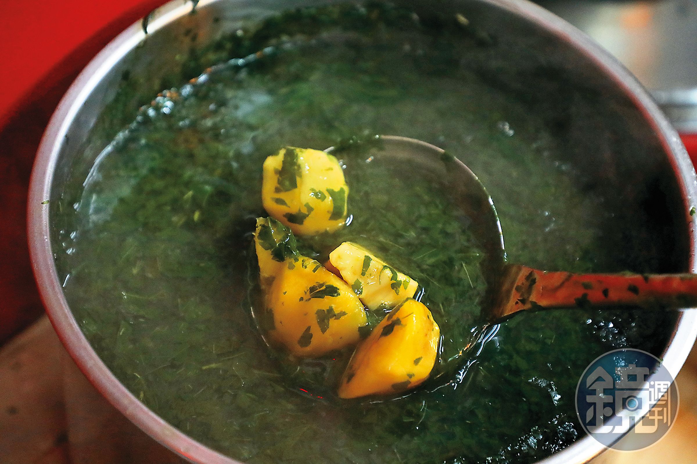 這鍋夏季限定的「蔴薏湯」,裡頭加了小魚、地瓜,喝來苦甘,是大人的味道。(60元/碗)