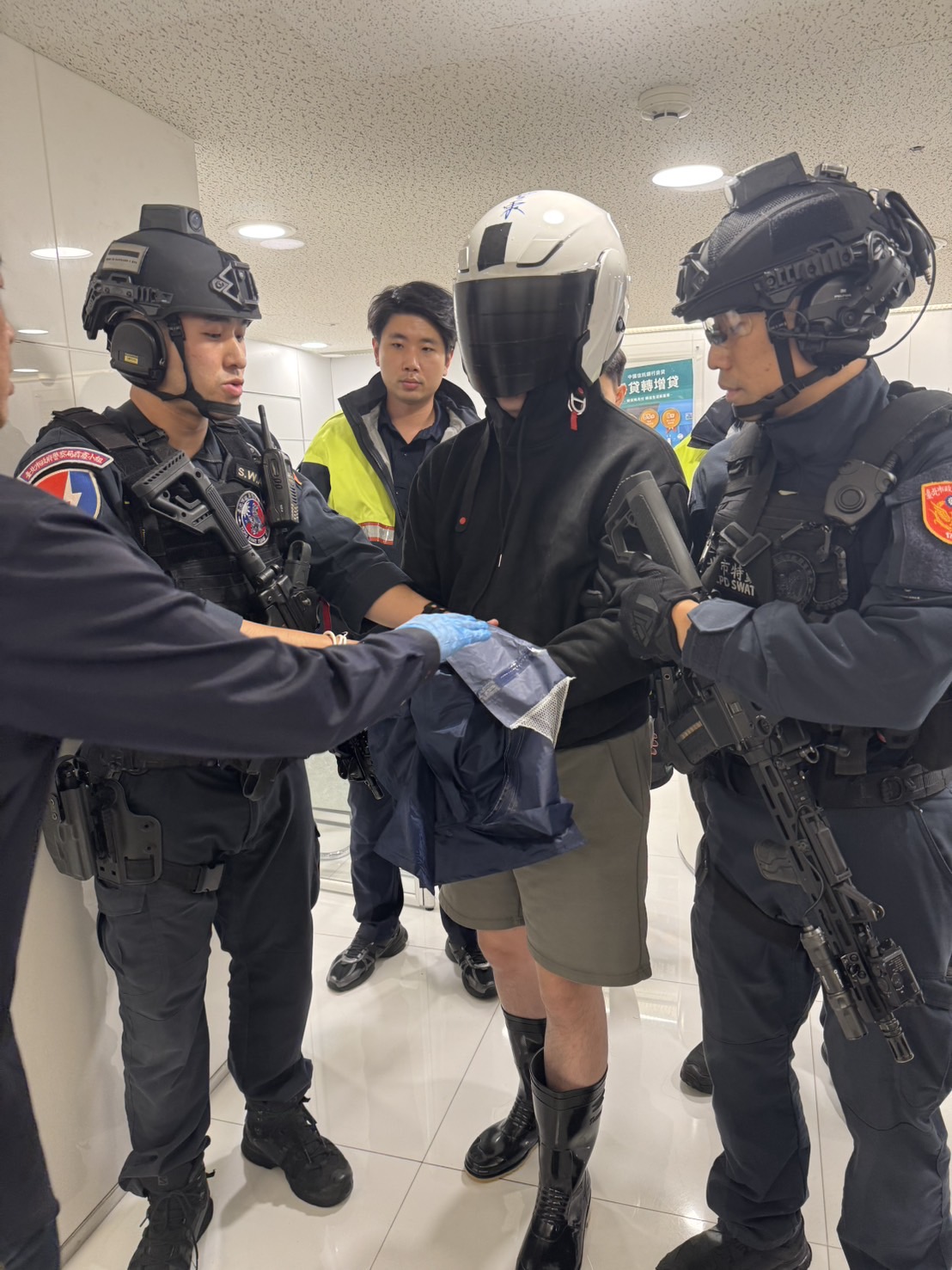 銀行搶匪當場被警方制伏送辦,他稱因缺錢才會起意行搶。(翻攝畫面)