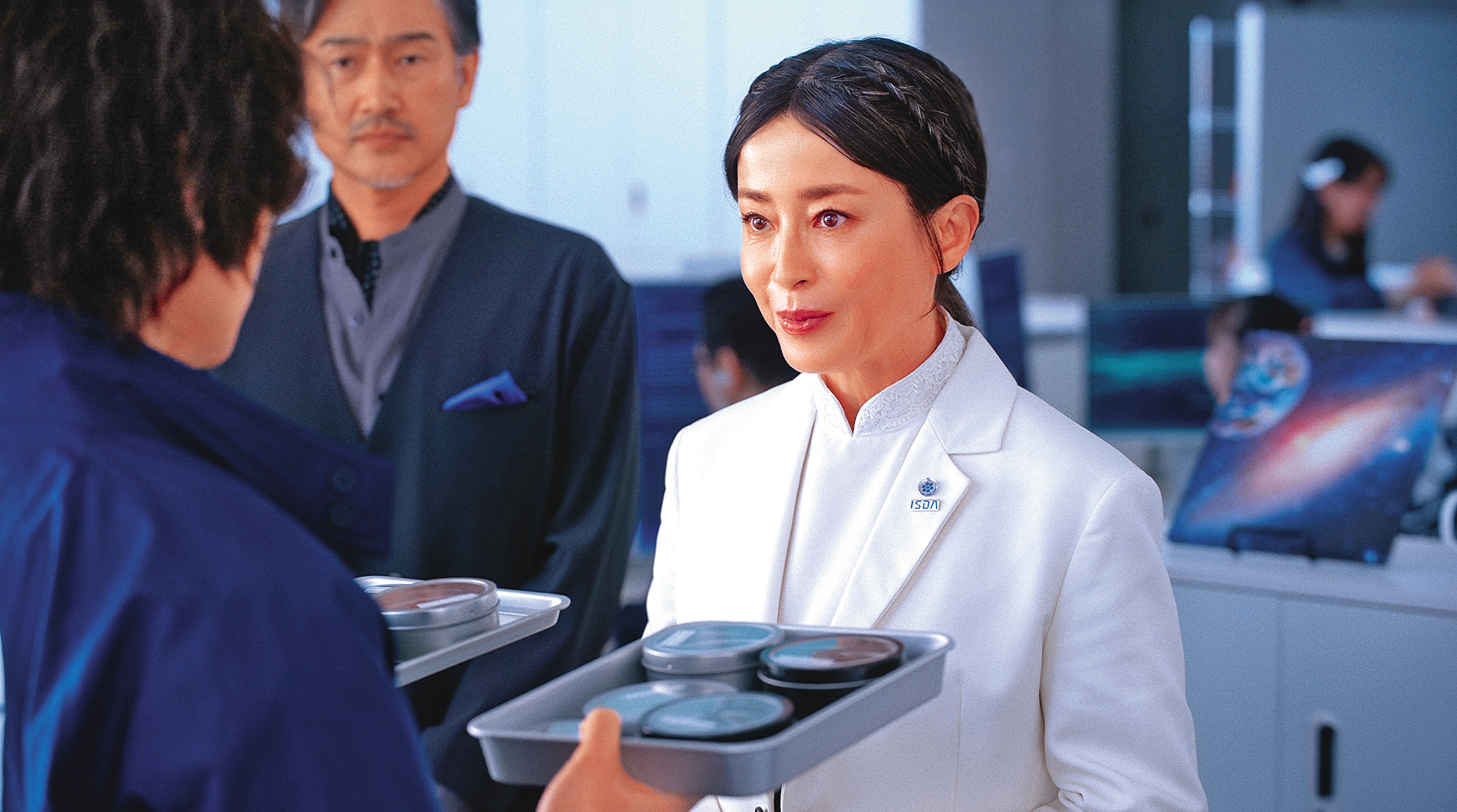 宮澤理惠(右)在劇中飾演林廷憶的母親,因女兒移居火星而分隔兩地。