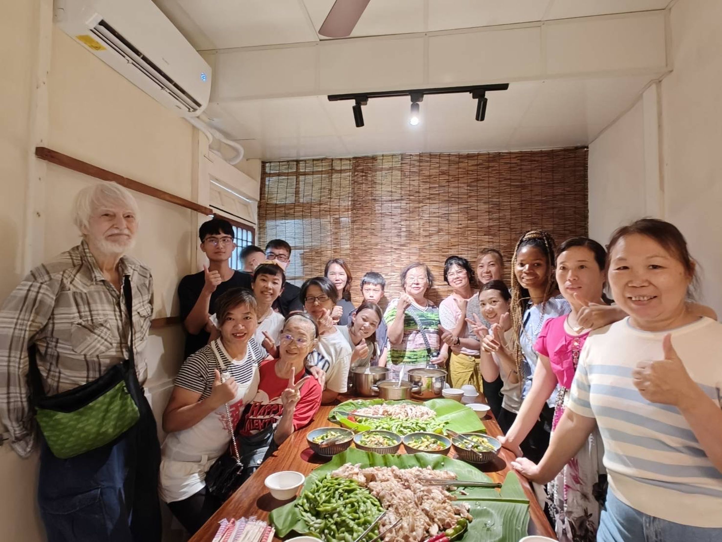 新住民與新二代齊心協力完成海南雞飯料理。(移民署提供)