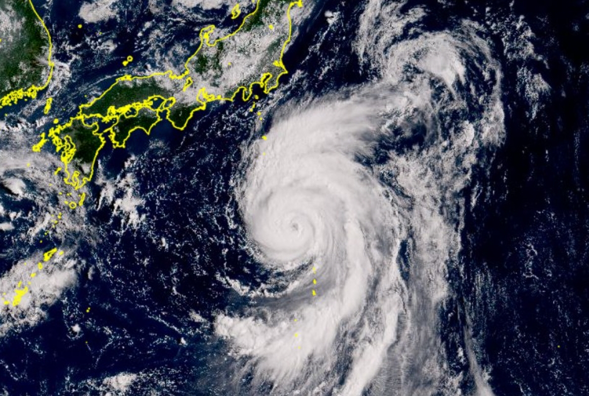 鄭明典在臉書分享安比颱風的現況,指出其強度緩慢增強,預期明後天會達到高峰。(翻攝自鄭明典臉書)