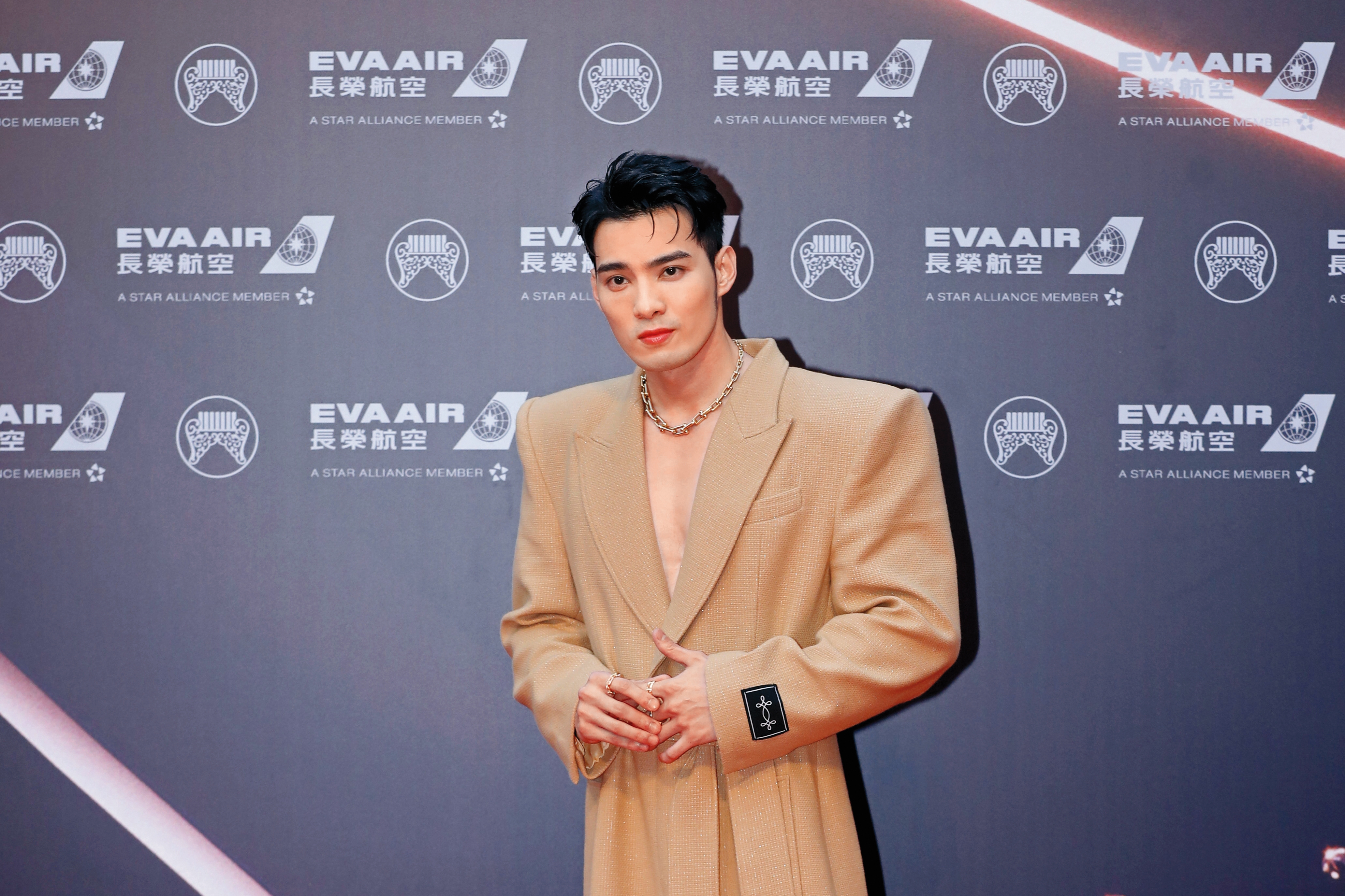 黃偉晉上週po出變裝友人露乳暈影片，引起網友質疑觸法。