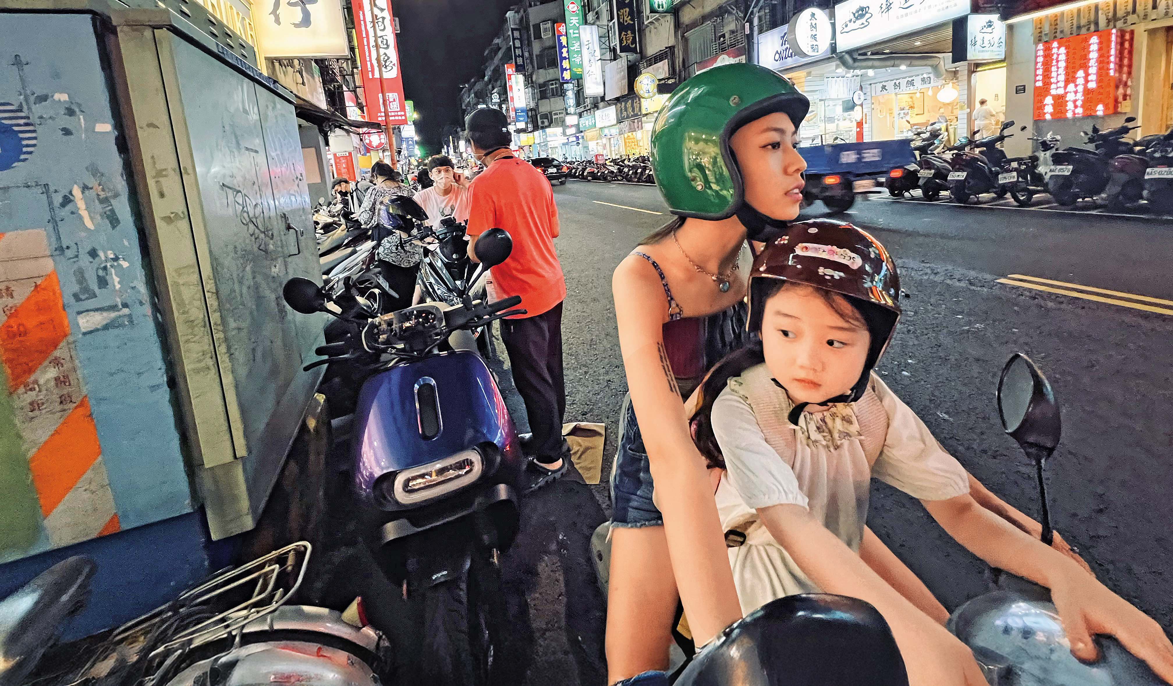  馬士媛（右二）和葉子綺（右一）在《左撇子女孩》的表現出色，演技備受肯定。（光年映畫提供）