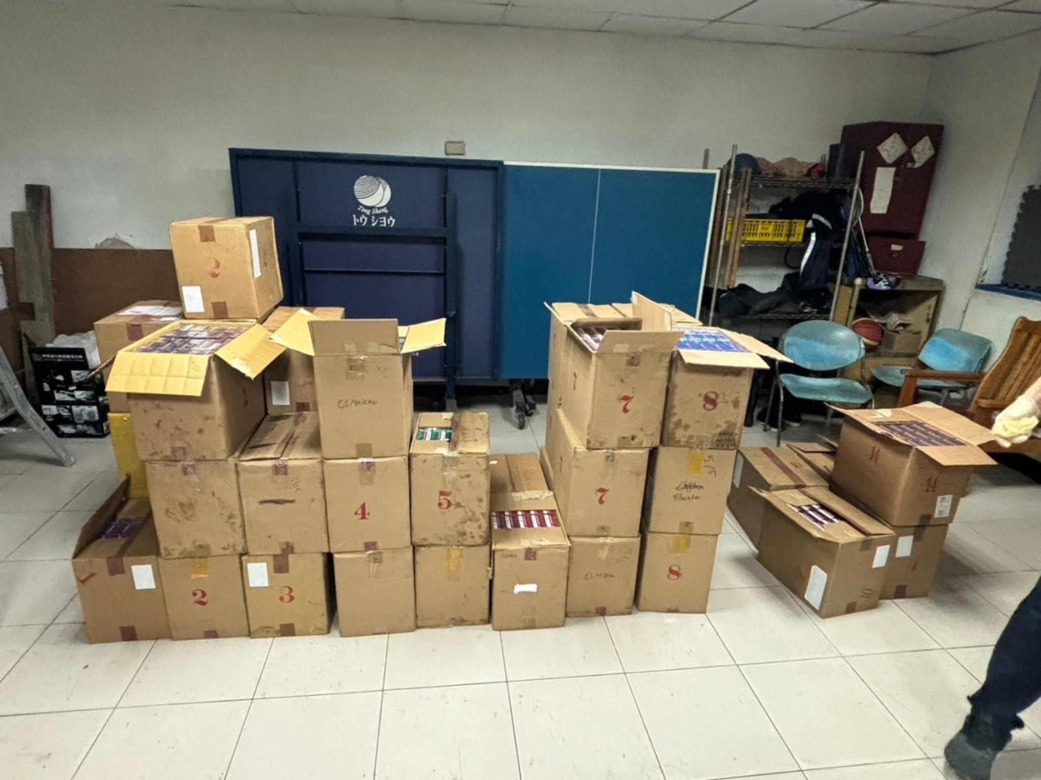 加熱菸在國內法規仍屬「未審未准」產品，引發社會質疑政府監管失能、助長黑市。（海巡署提供）