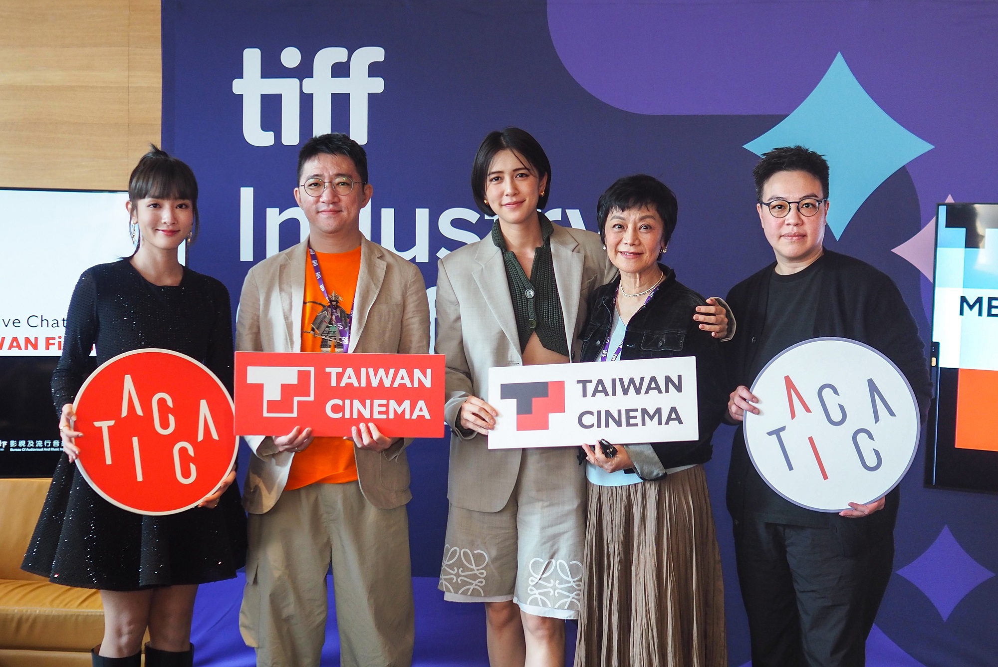 導演黃熙（右起）、張艾嘉、劉奕兒、導演徐漢強、王淨共同參與文策院於多倫多影展安排的交流活動。（文策院提供）