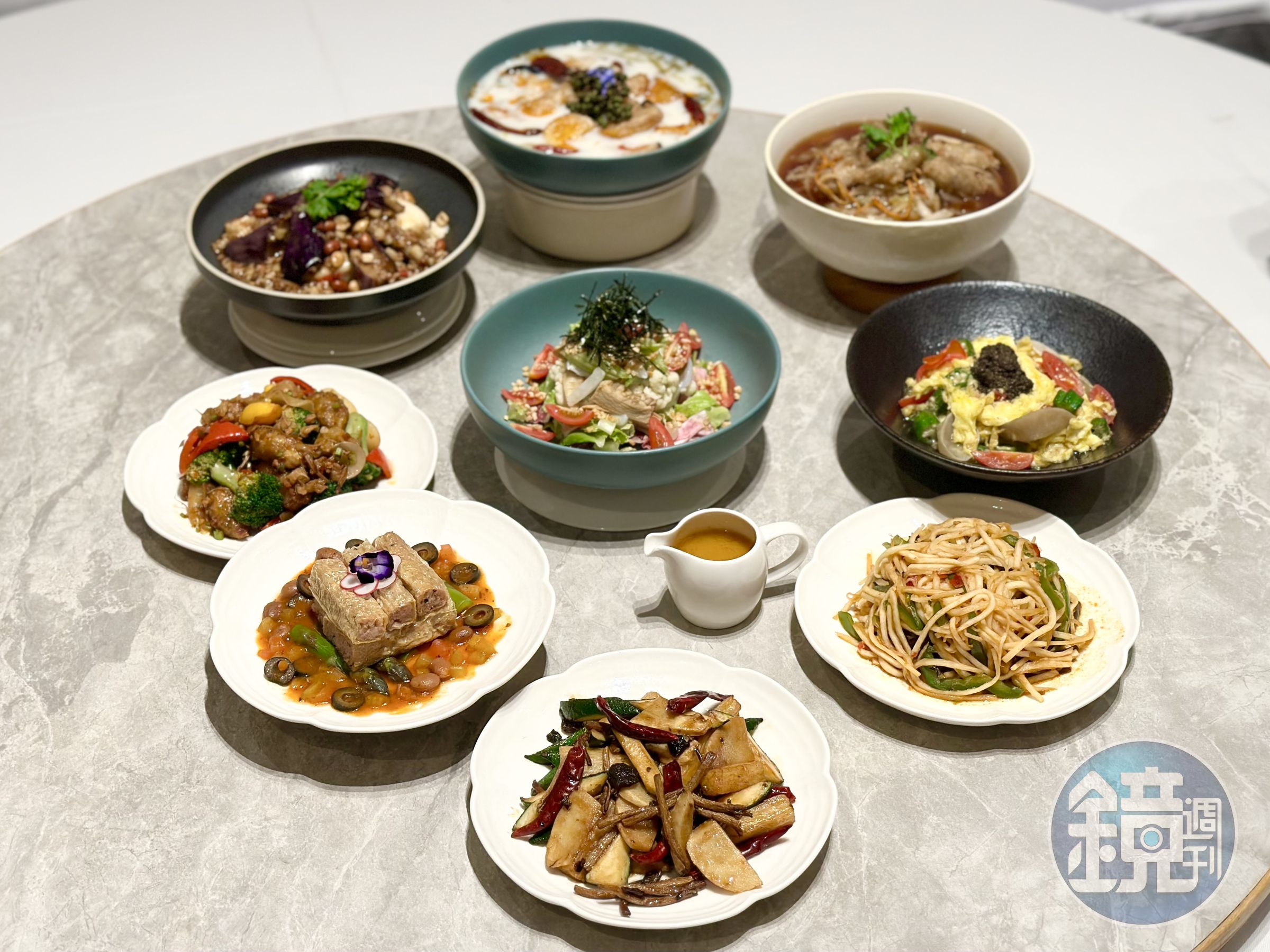 「養心茶樓」推出30道新菜，把酸菜魚、土魠魚羹、麻油雞、牛肉丸都做成素的。