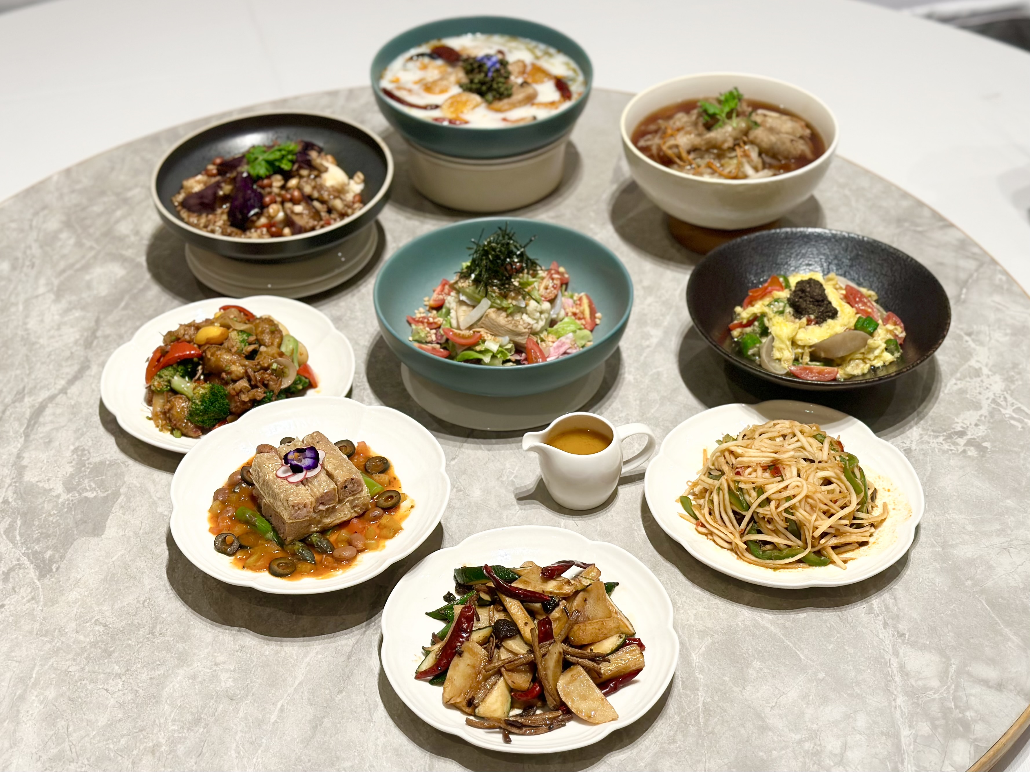 「養心茶樓」推出30道新菜，把酸菜魚、土魠魚羹、麻油雞、牛肉丸都做成素的。