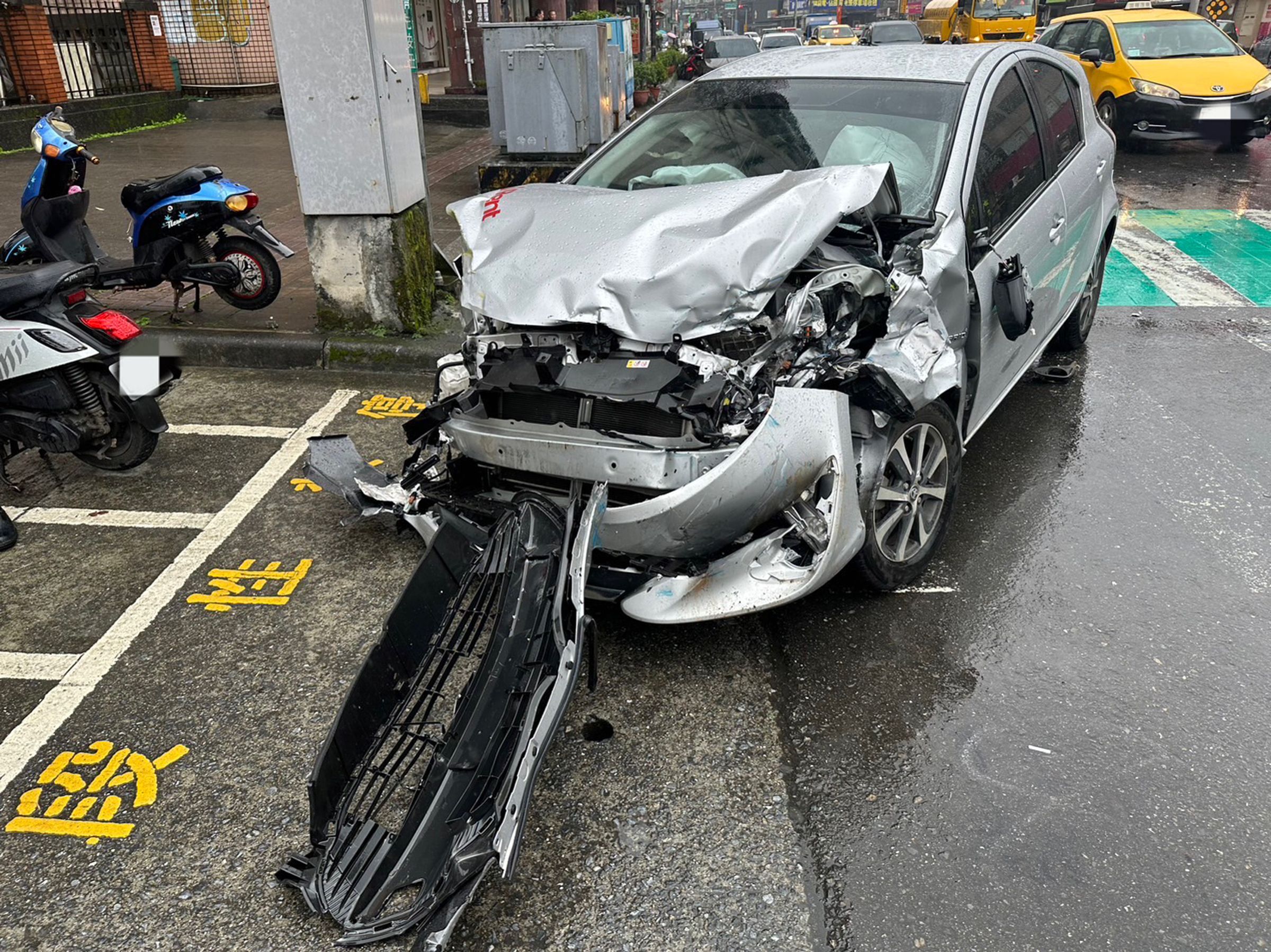 肇事駕駛的轎車車頭幾乎全毀。(翻攝畫面)