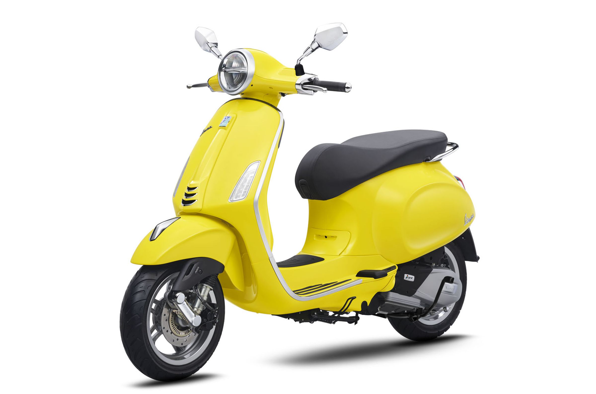 Vespa Primavera 125 i-get ABS FL「含羞草黃」，建議售價15.5萬元。