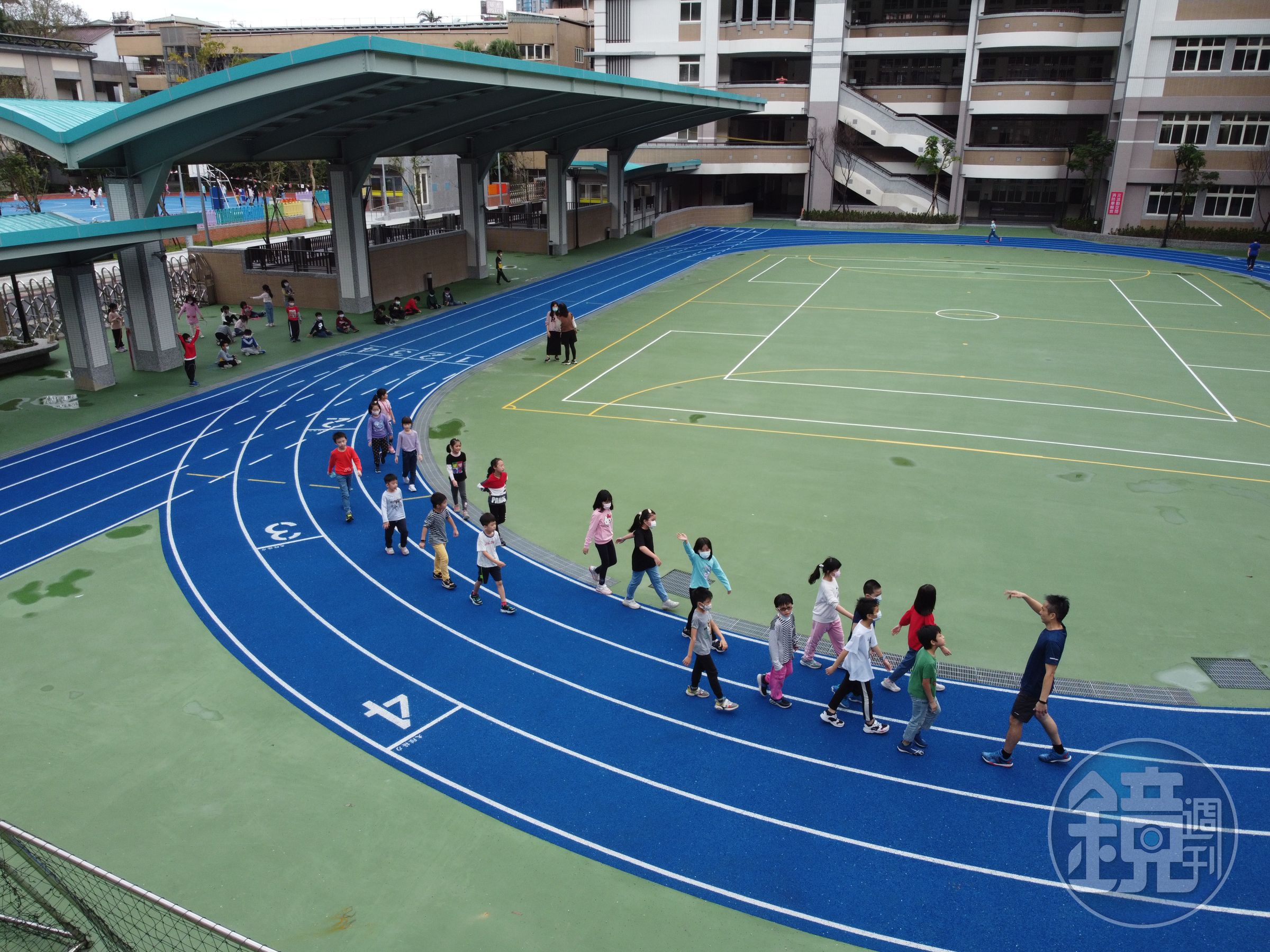 一名謝姓小五男學童於2022年1月間上體育課時,與同班同學郭姓學童在操場跑步時發生意外。(示意圖,本刊資料照)