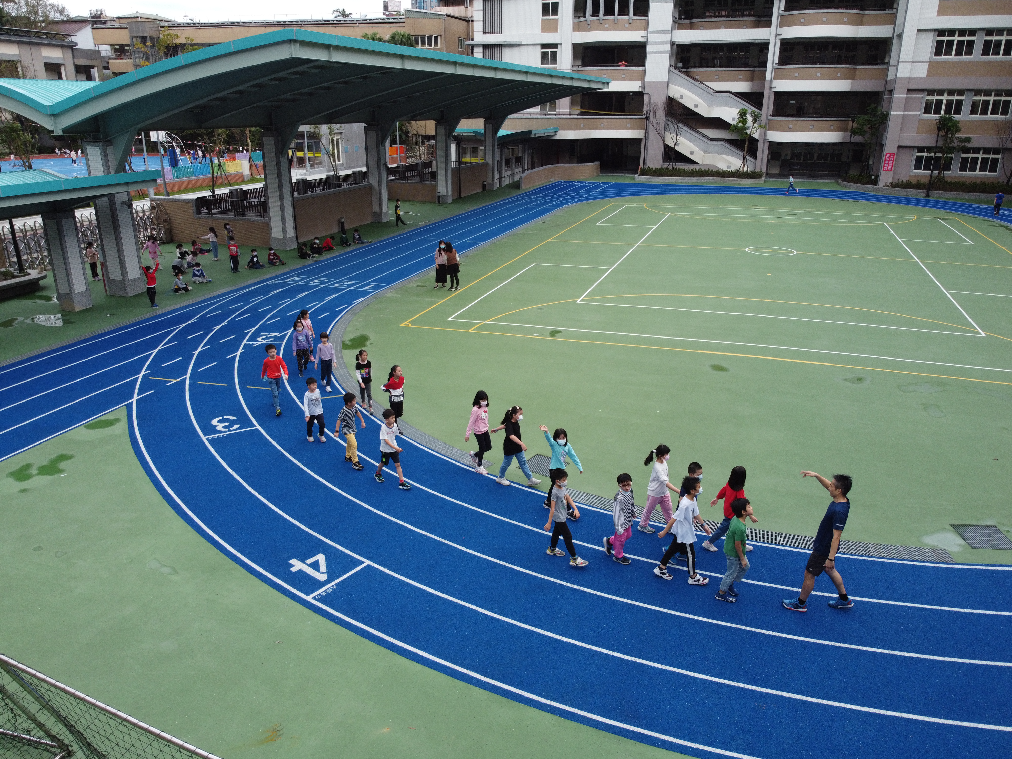 一名謝姓小五男學童於2022年1月間上體育課時，與同班同學郭姓學童在操場跑步時發生意外。（示意圖，本刊資料照）