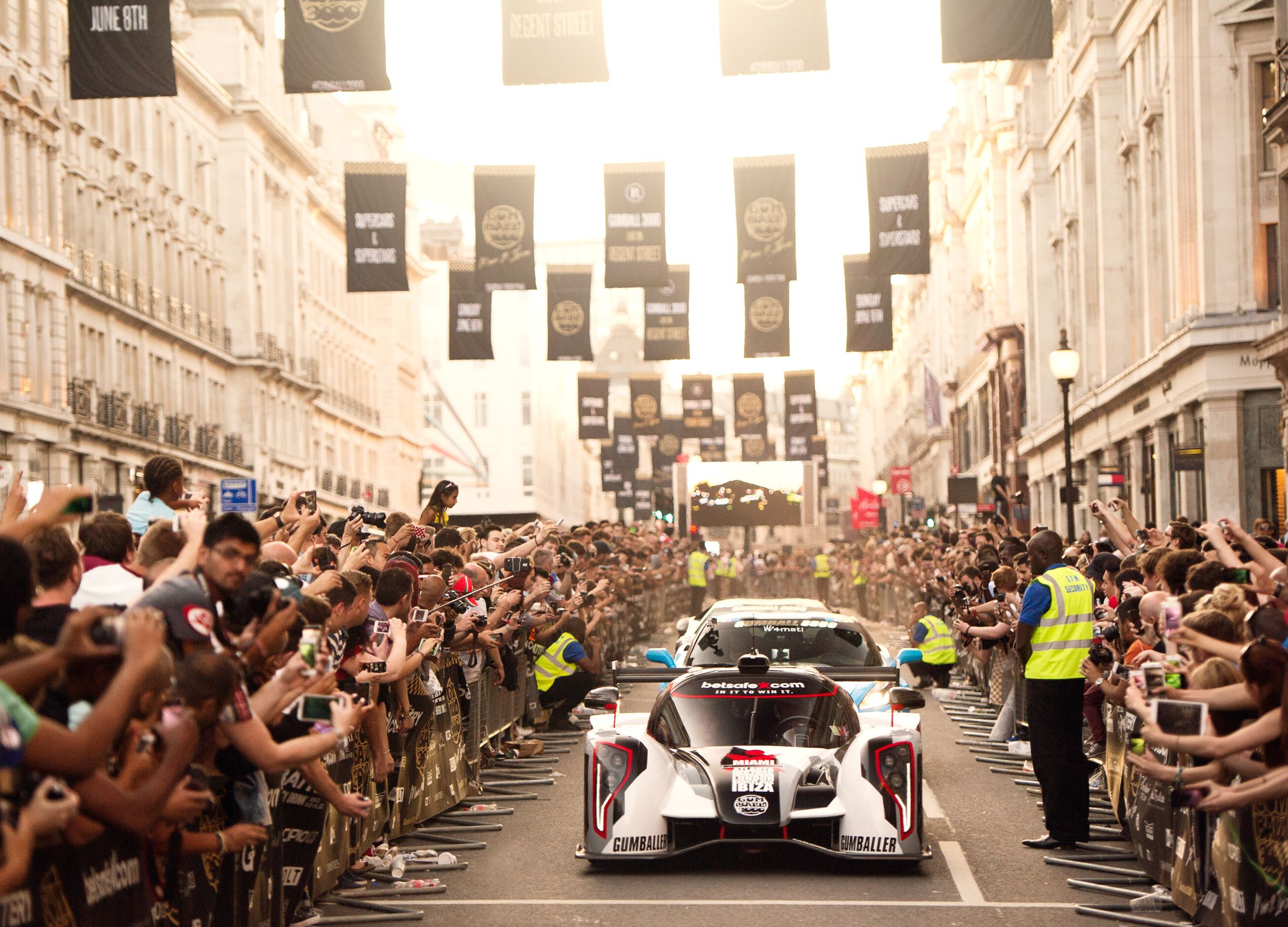 Gumball 3000拉力賽匯集眾多頂級超跑,吸引許多車迷。