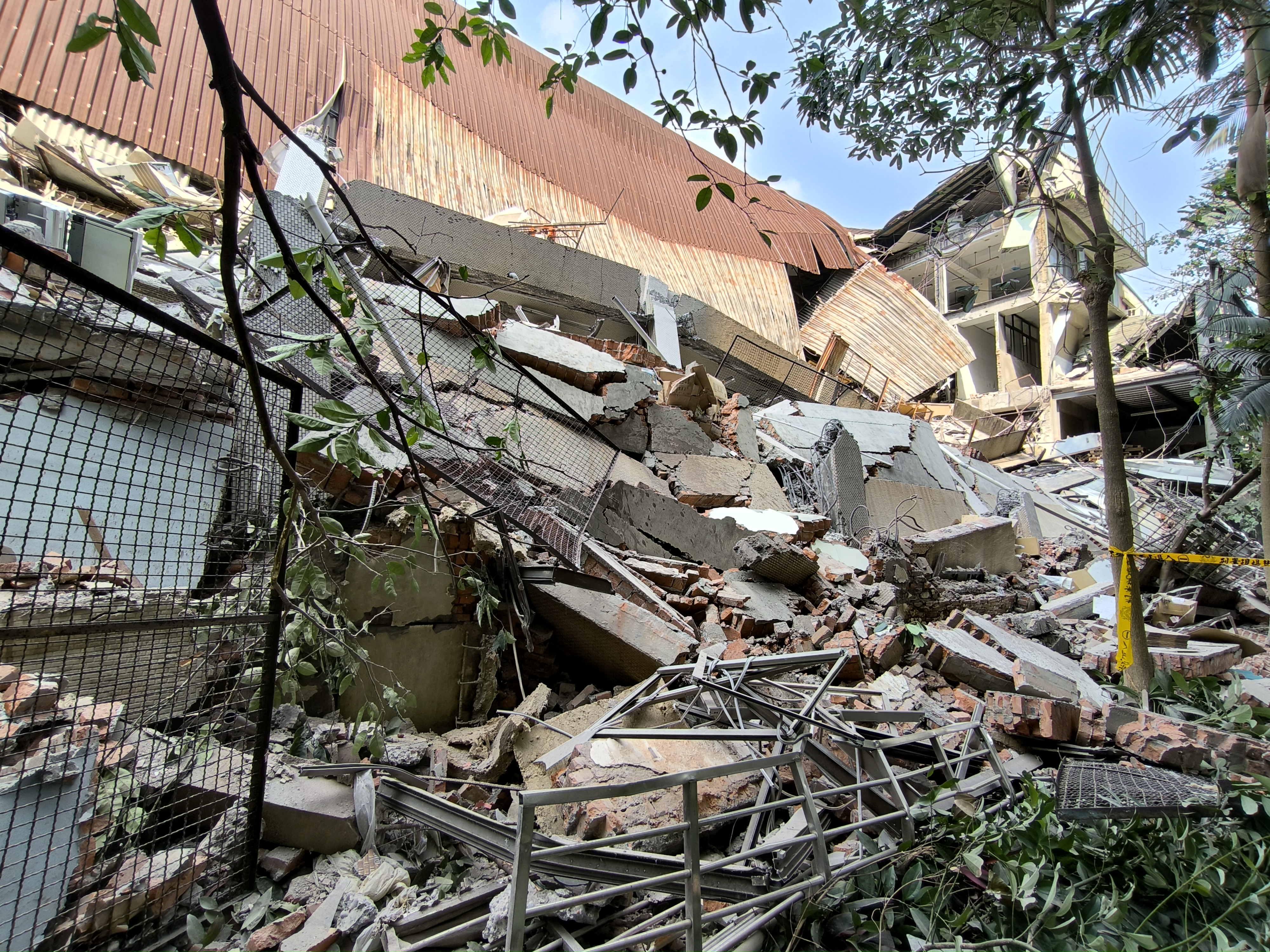 花蓮今早發生規模7.2強震，導致新北市中和一處倉庫倒塌。