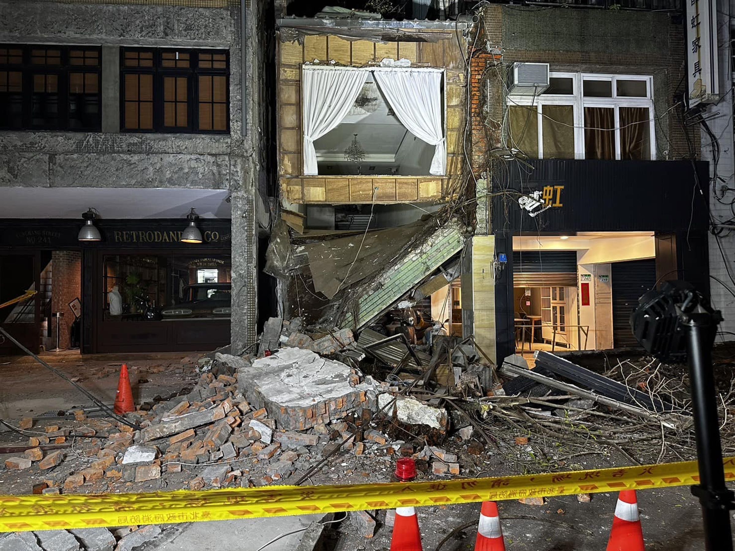 大安區空屋深夜塌陷「2樓變1樓」，建管處漏夜拆除清運。（翻攝自羅智強臉書）
