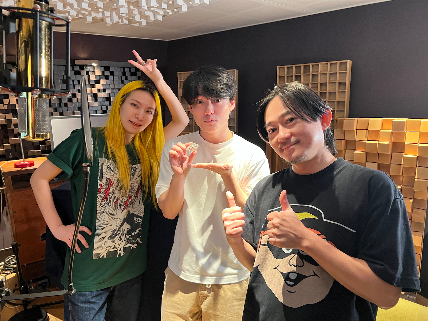 Tizzy Bac力邀音樂人知更低沈男聲共同演唱〈失去做夢能力的人們〉。(相信音樂提供)