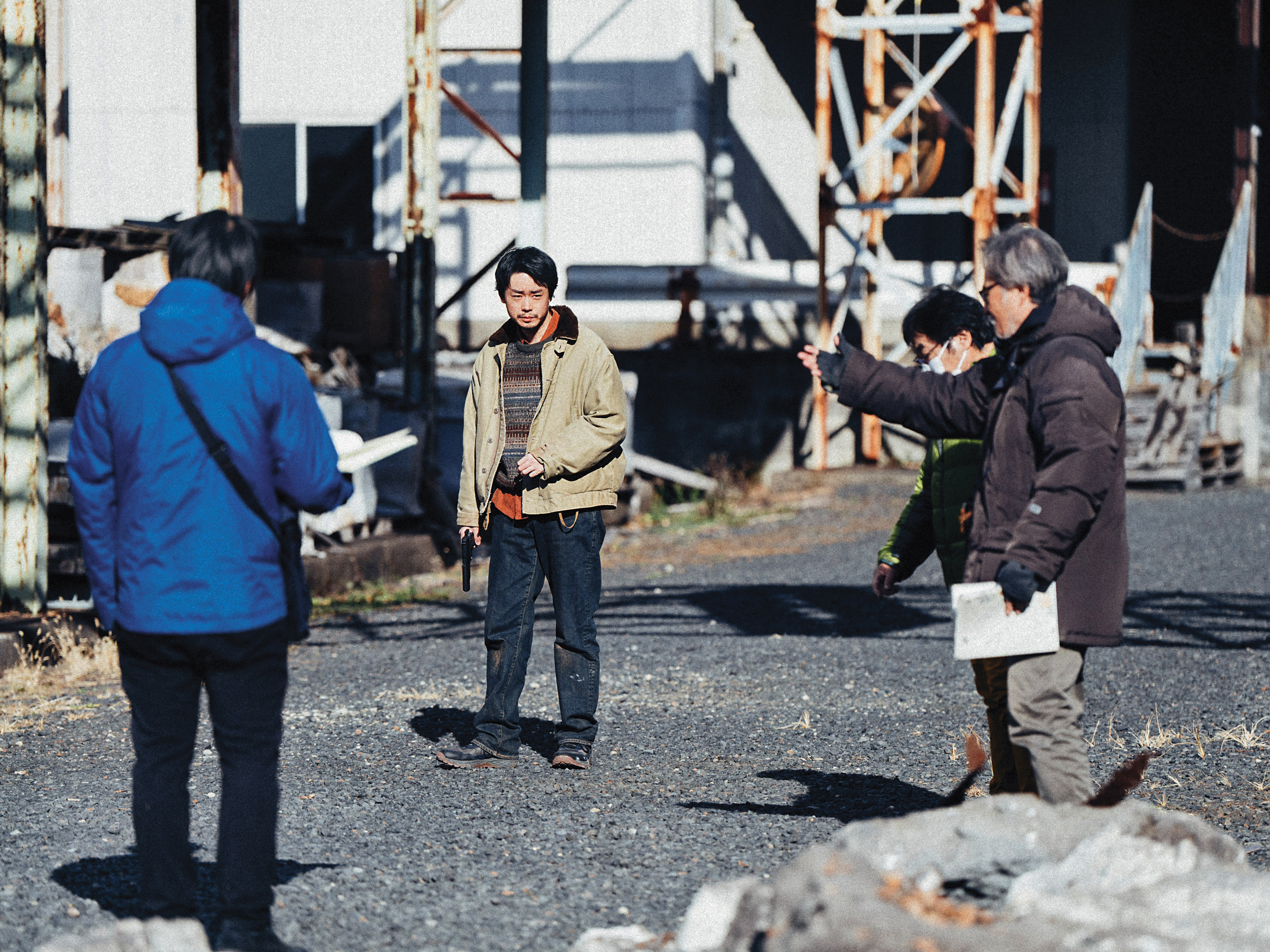 《仇雲殺機》後半部的戲在廢棄工廠拍攝，黑澤清（右一）指導菅田將暉（左二）演出。（天馬行空提供）
