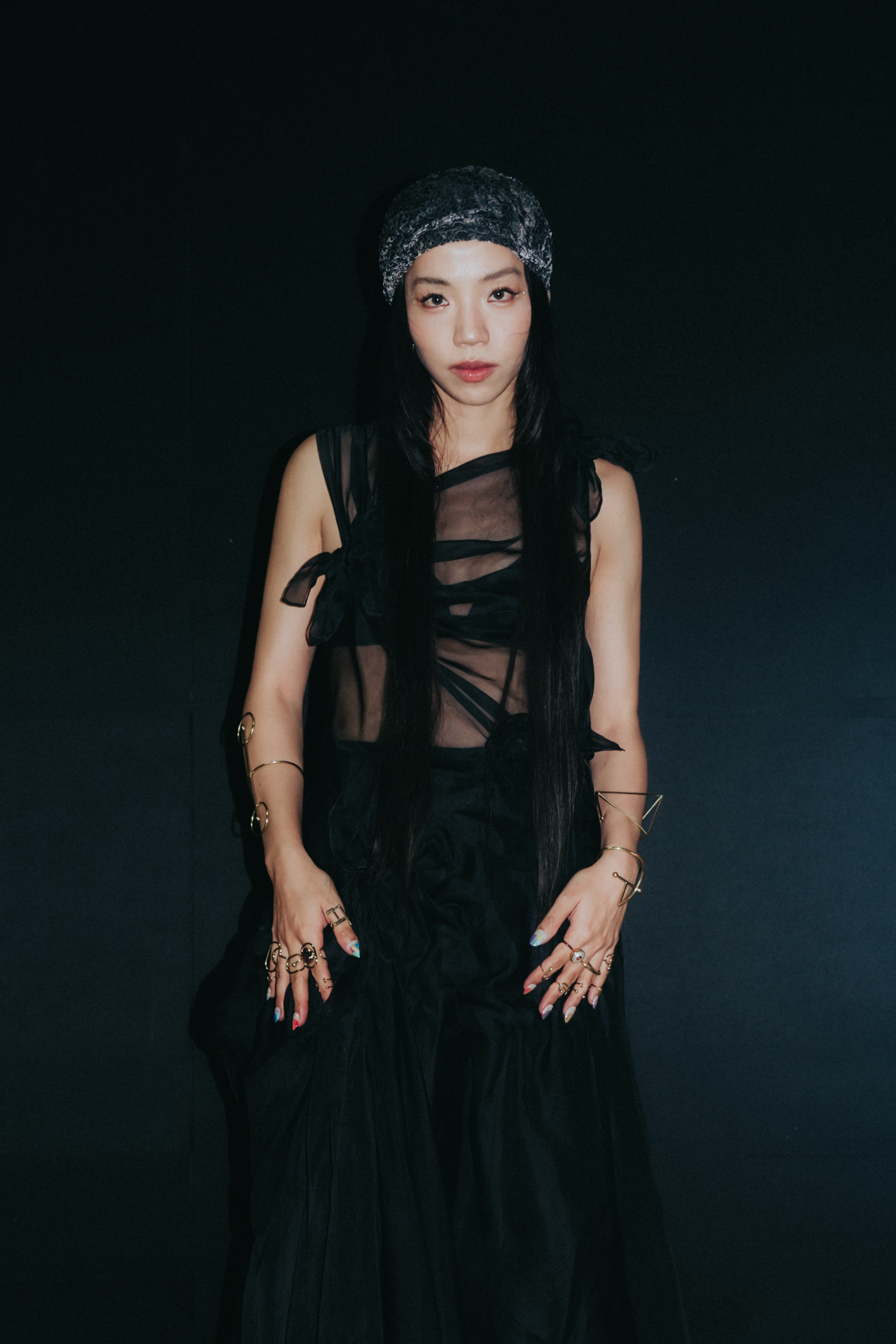 洪佩瑜戴著頭巾，以一襲黑色薄紗長裙小露性感。（圖／KKLIVE、何樂音樂提供）