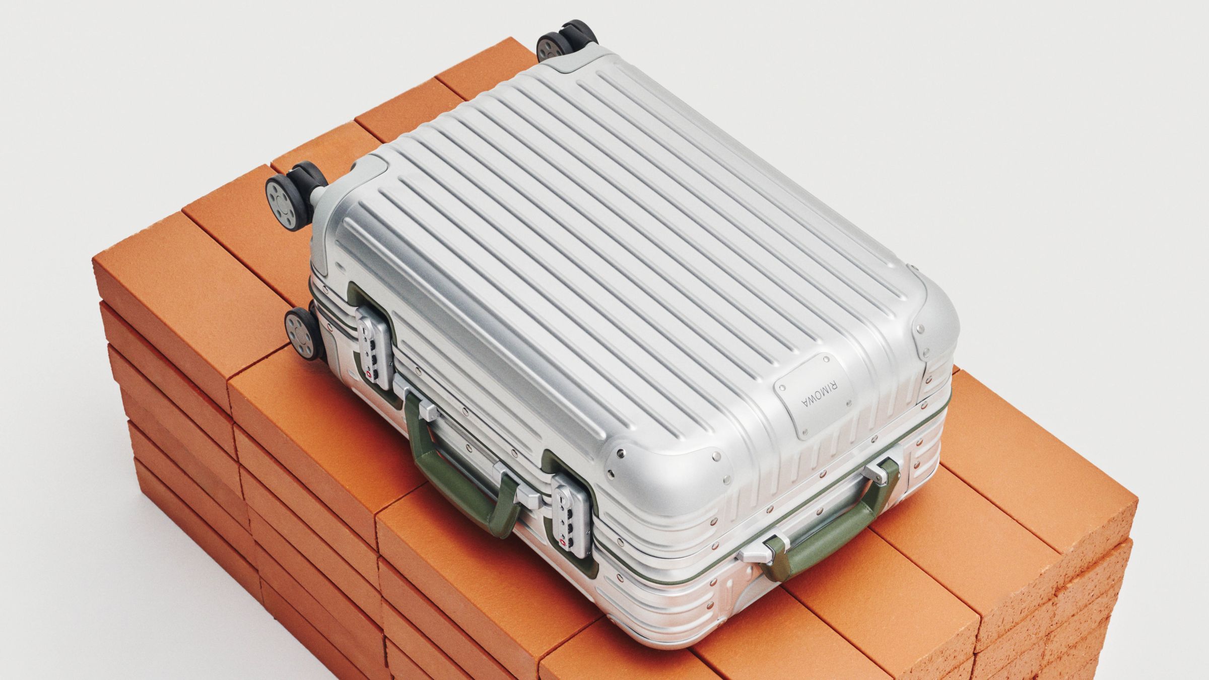 RIMOWA Original系列Twist Cabin Olive橄欖綠色行李箱。NT$55,700(MINOSHIN提供)