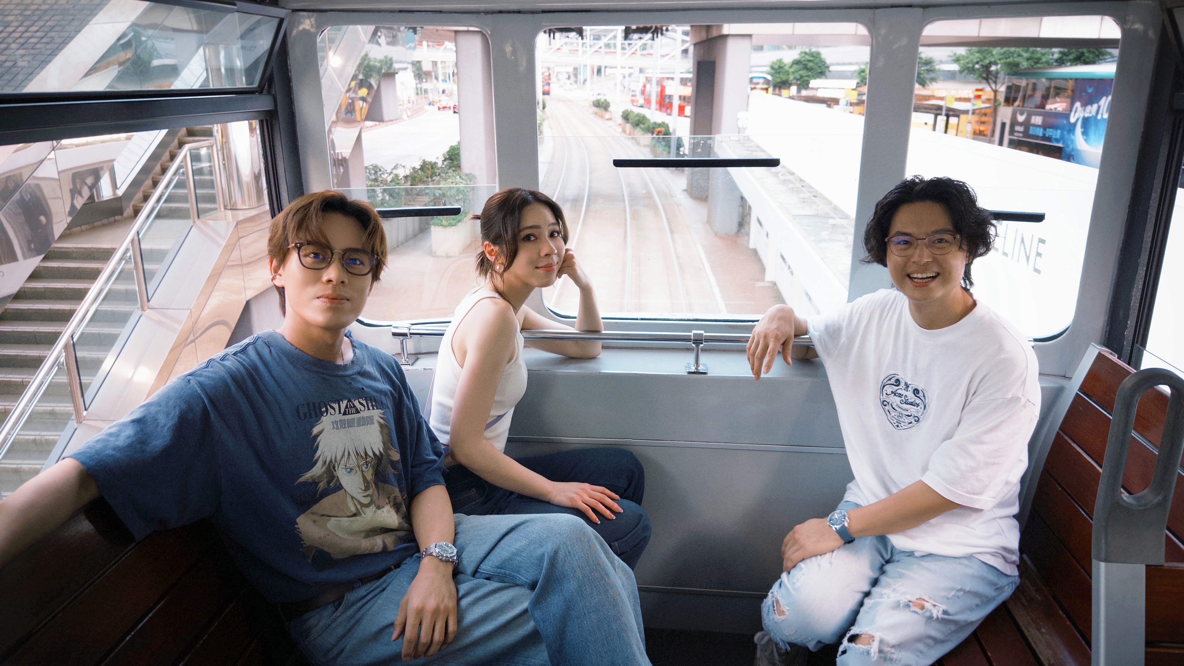 告五人第一次跳上百年復古叮叮車遊港島。（相信音樂提供）