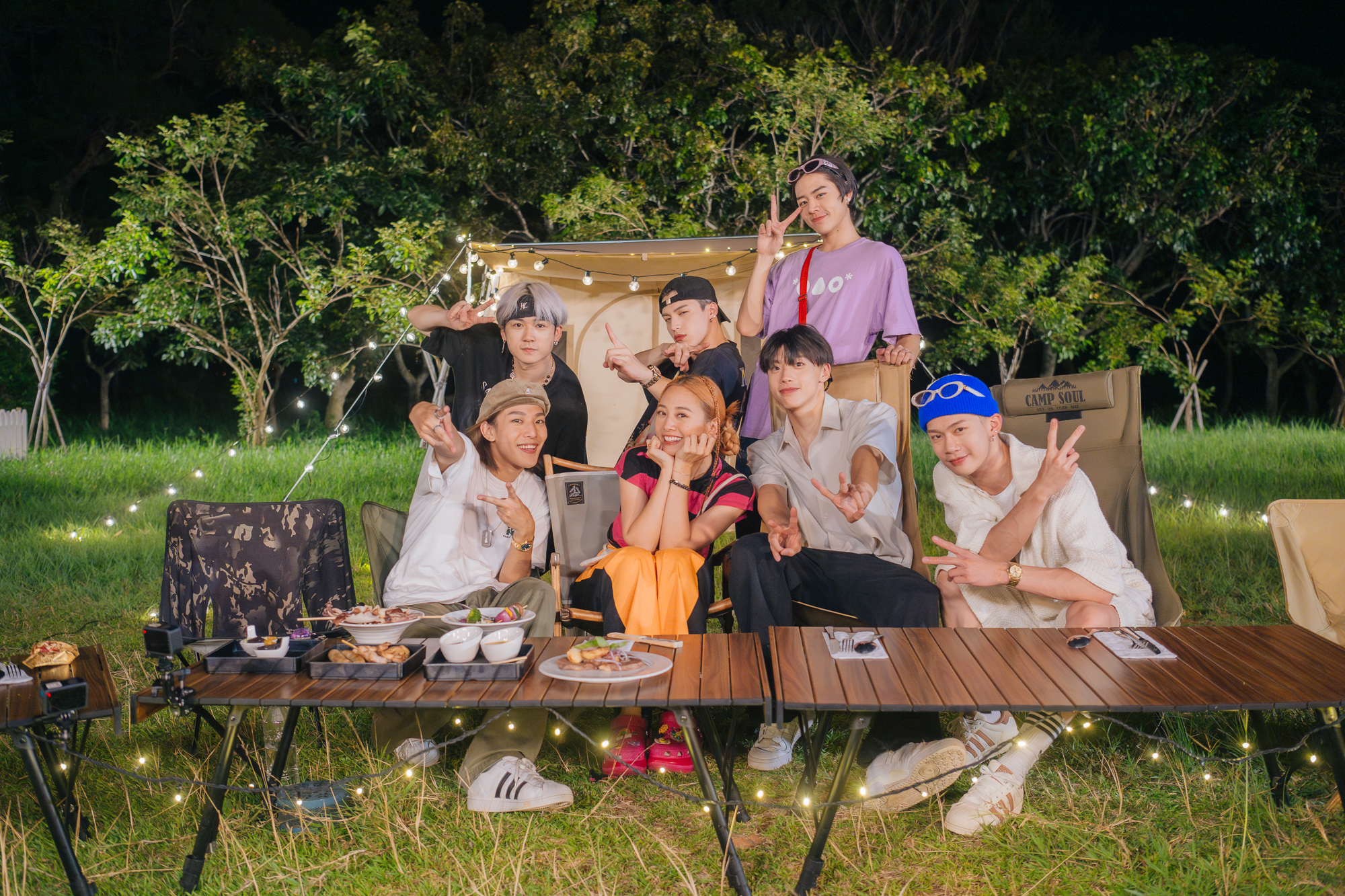 鬼鬼出外景錄實境節目，與Ozone六位團員談心。（寬想國際娛樂）