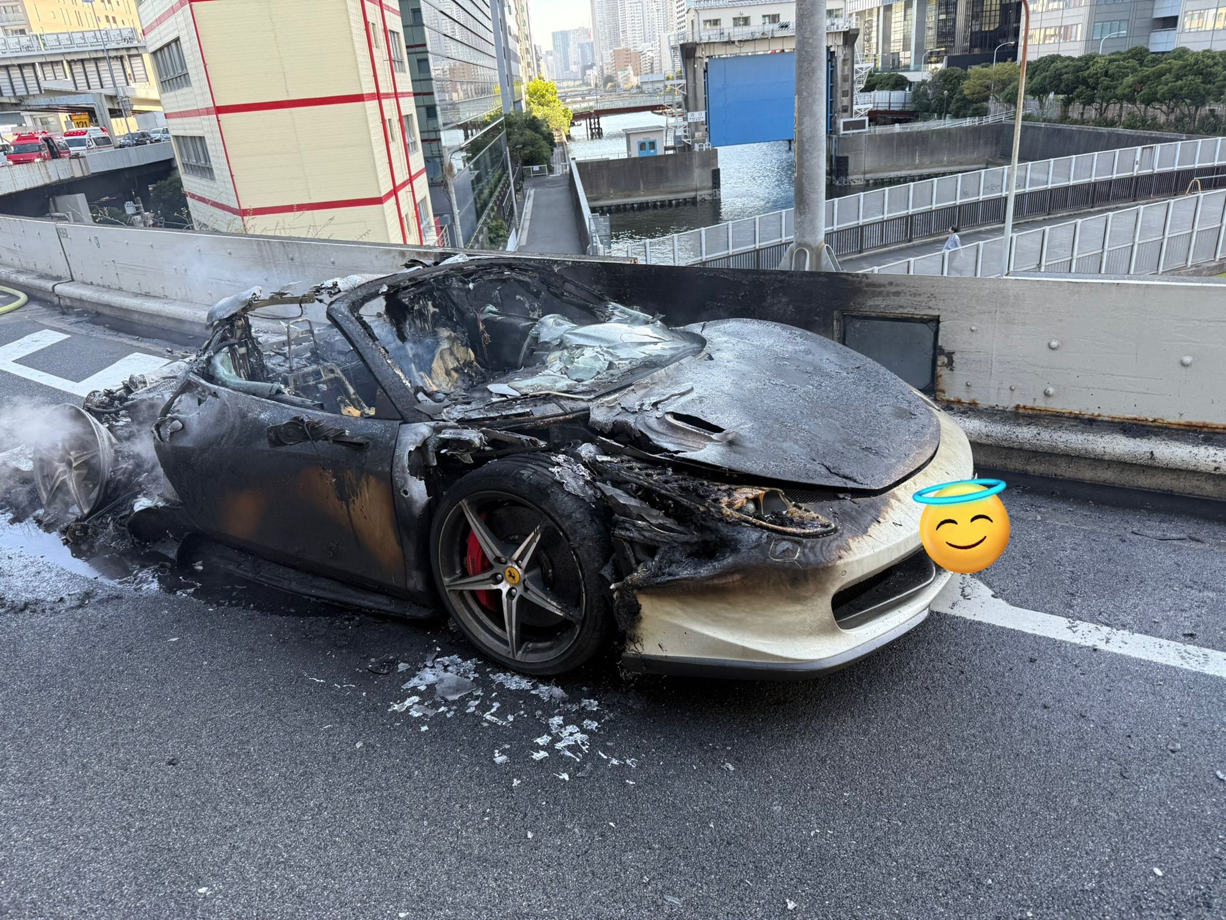 音樂製作人Honkon曬出燒焦的法拉利照片,強調自己才剛交車短短一小時。(翻攝自@Niatan_2525 X平台)