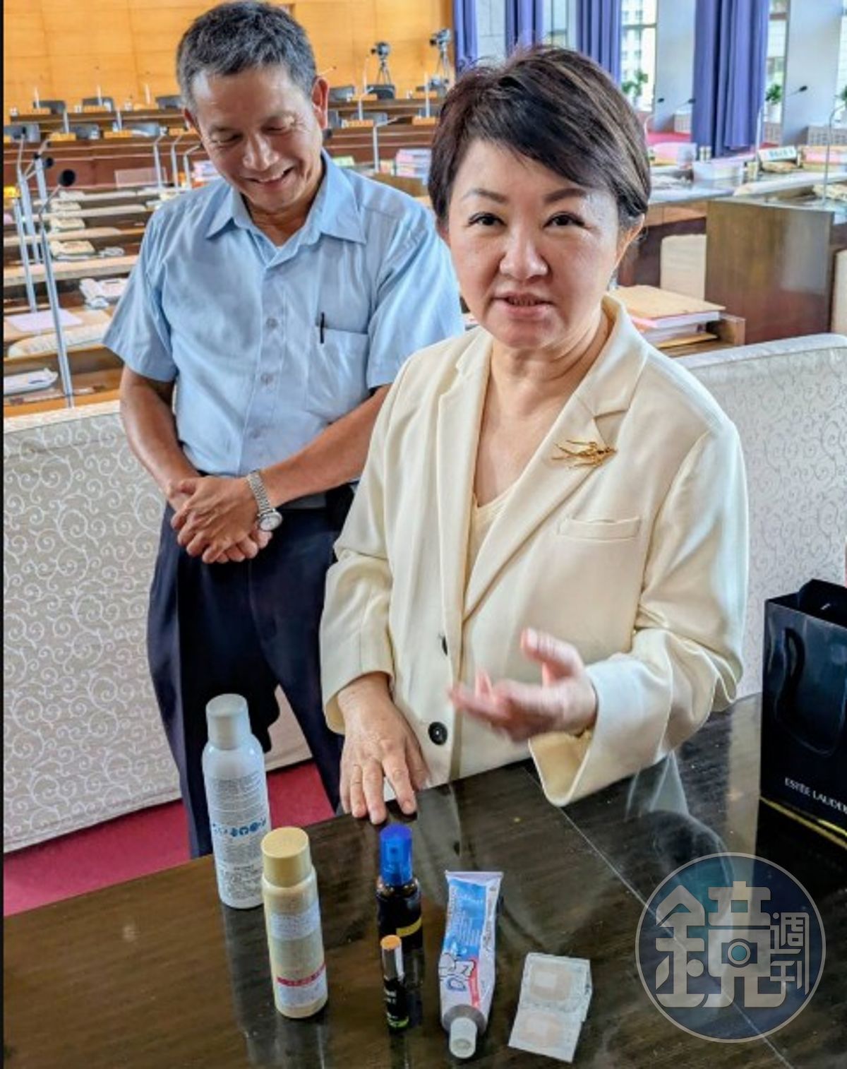 盧秀燕今天在議會結束後,展示她用雅斯蘭黛紙袋裝的6件跑選舉小物。(鄧玉瑩攝影)