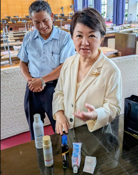 盧秀燕今天在議會結束後,展示她用雅斯蘭黛紙袋裝的6件跑選舉小物。(鄧玉瑩攝影)