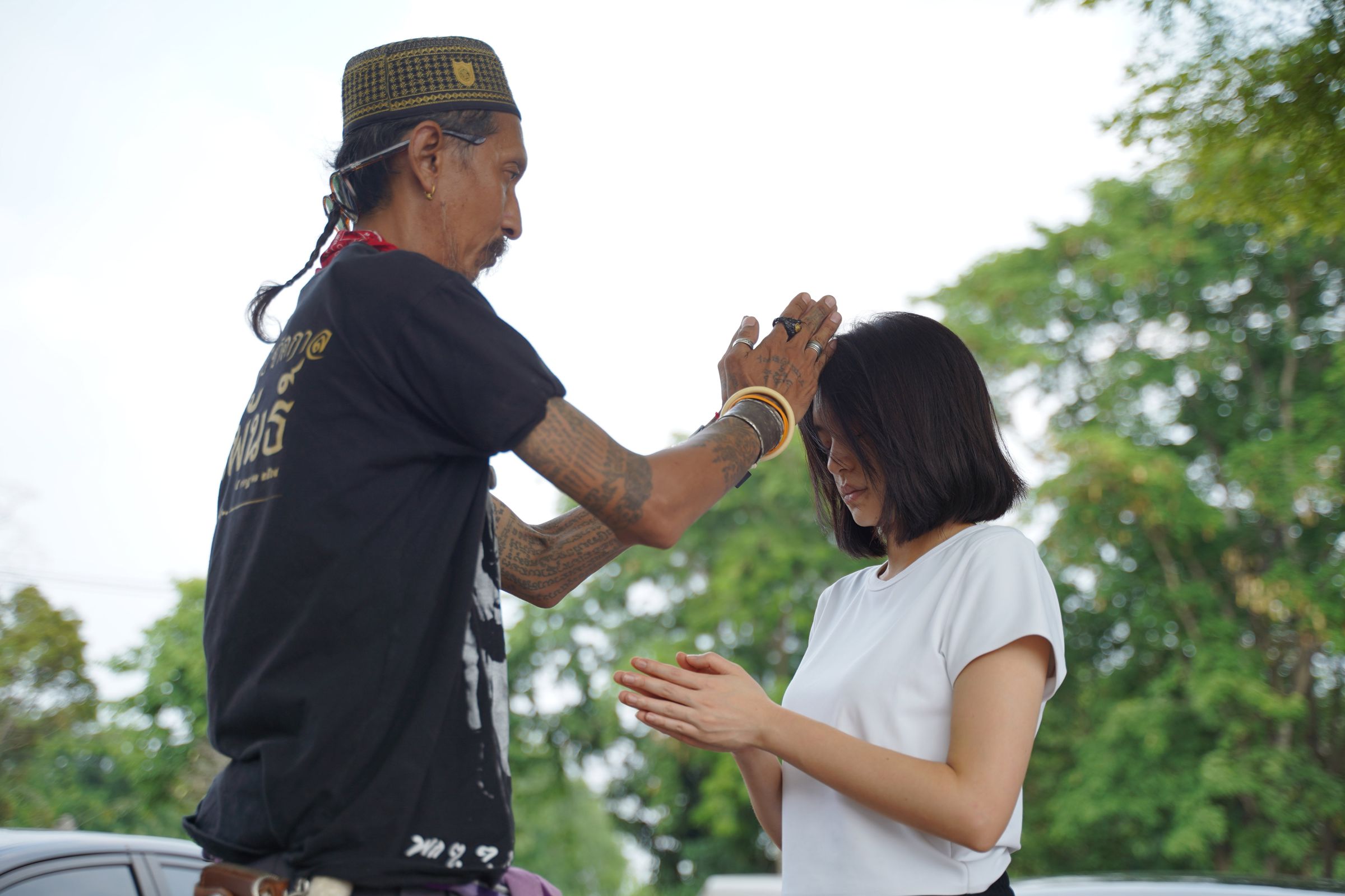 拍攝期間前，巫術指導刑堤查刑弘會先幫演員施下保護咒。（威視電影提供）