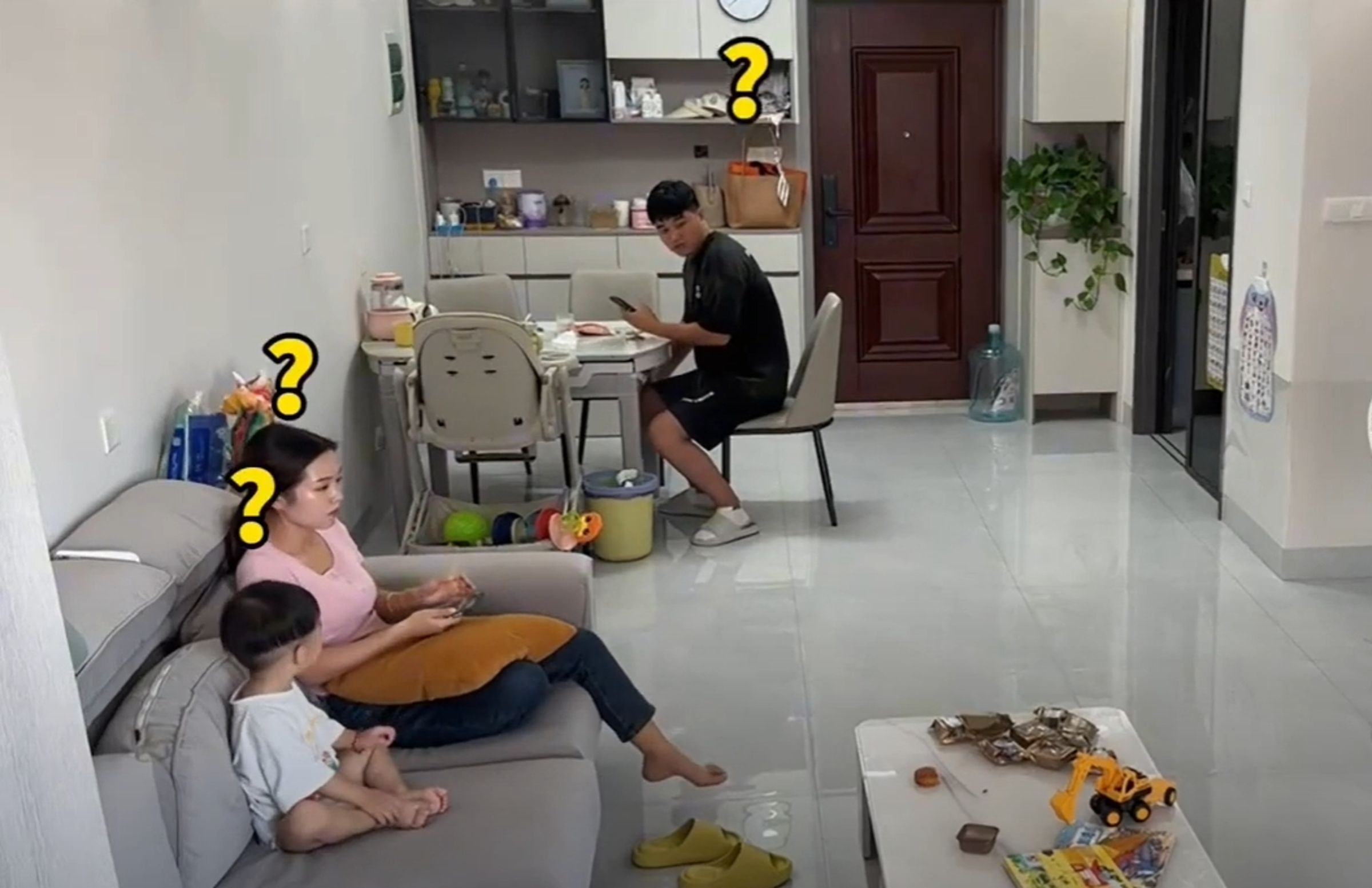 中國一家三口被桌上突然爆炸的月餅嚇到。(翻攝自Small Family YT頻道)